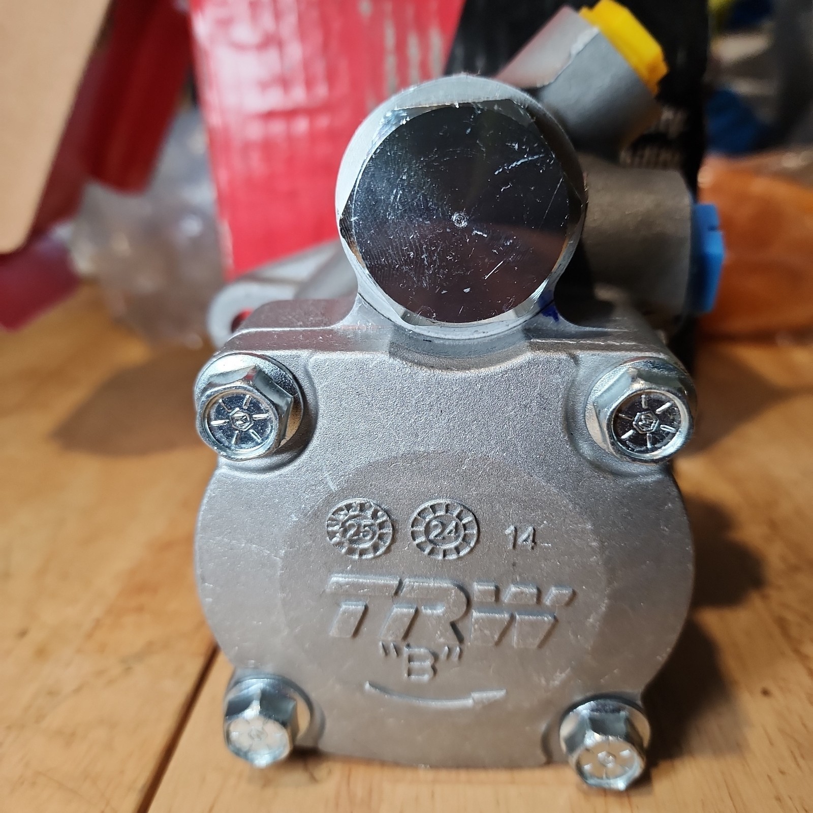 New Peterbilt TRW Power Steering Pump #PEV2824-18R101 (B) rotation New Peterbilt TRW Power Steering Pump #PEV2824-18R101 (B) rotation