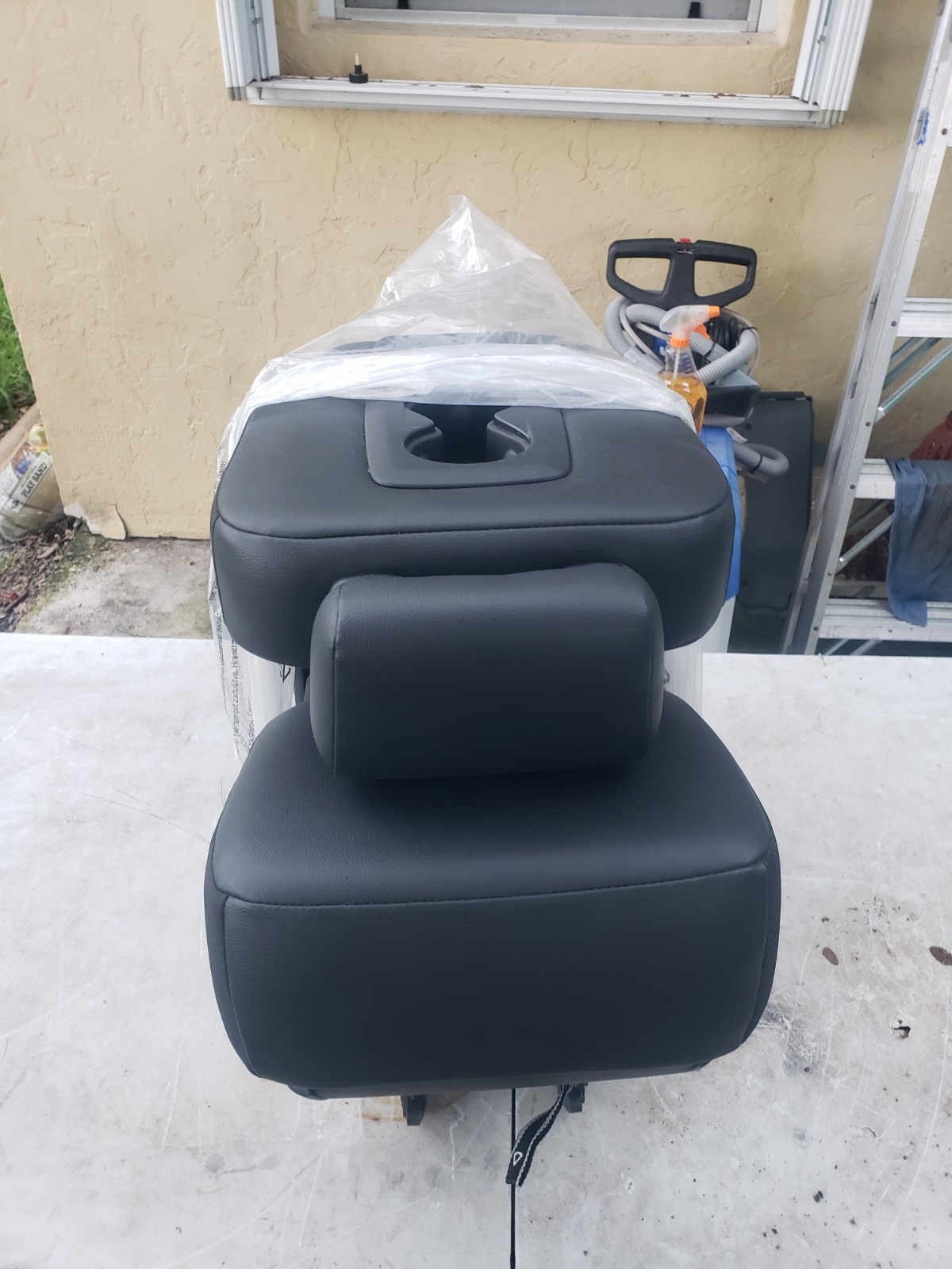 2017-2022 Chrysler Pacifica 2nd Second Row Middle Seat Jump Seat Black LEATHER 2017-2022 Chrysler Pacifica 2nd Second Row Middle Seat Jump Seat Black LEATHER