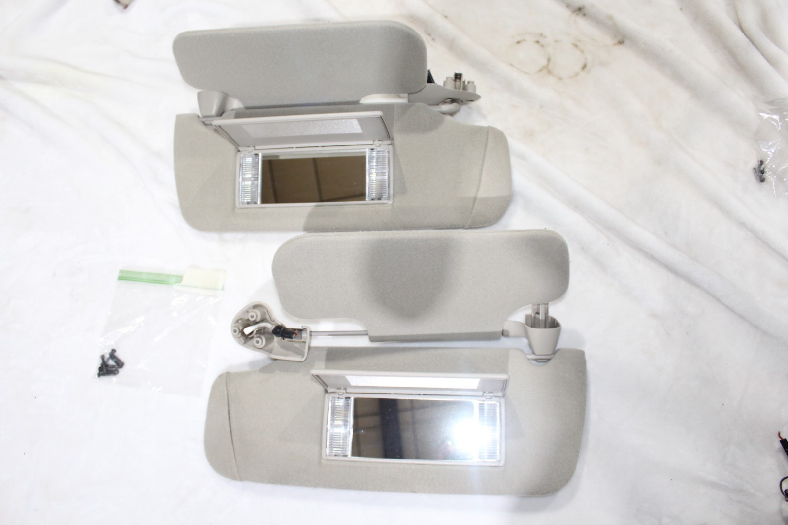 99-06 Chevy SUBURBAN Silverado Gmc YUKON Sunvisors w/ Sun Visor Clips DUAL BLADE
