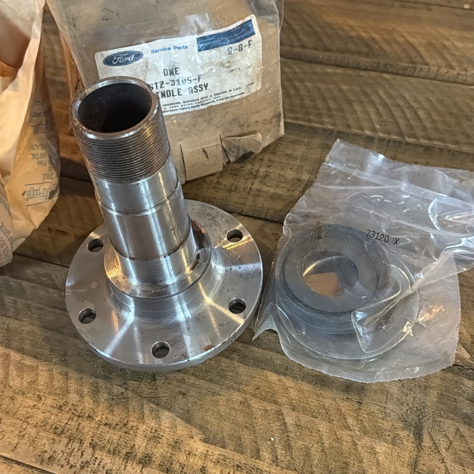 NOS OEM E6TZ-3105-F Ford Front Dana 44 IFS Spindle 1986-96 F-150 Truck Broncos NOS OEM E6TZ-3105-F Ford Front Dana 44 IFS Spindle 1986-96 F-150 Truck Broncos