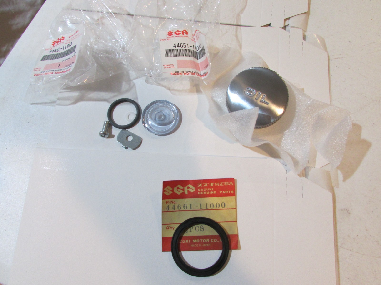 NOS Suzuki  GT500 T20  TC250 TS250 T305 T500 oil site and oil cap set 1966-1977