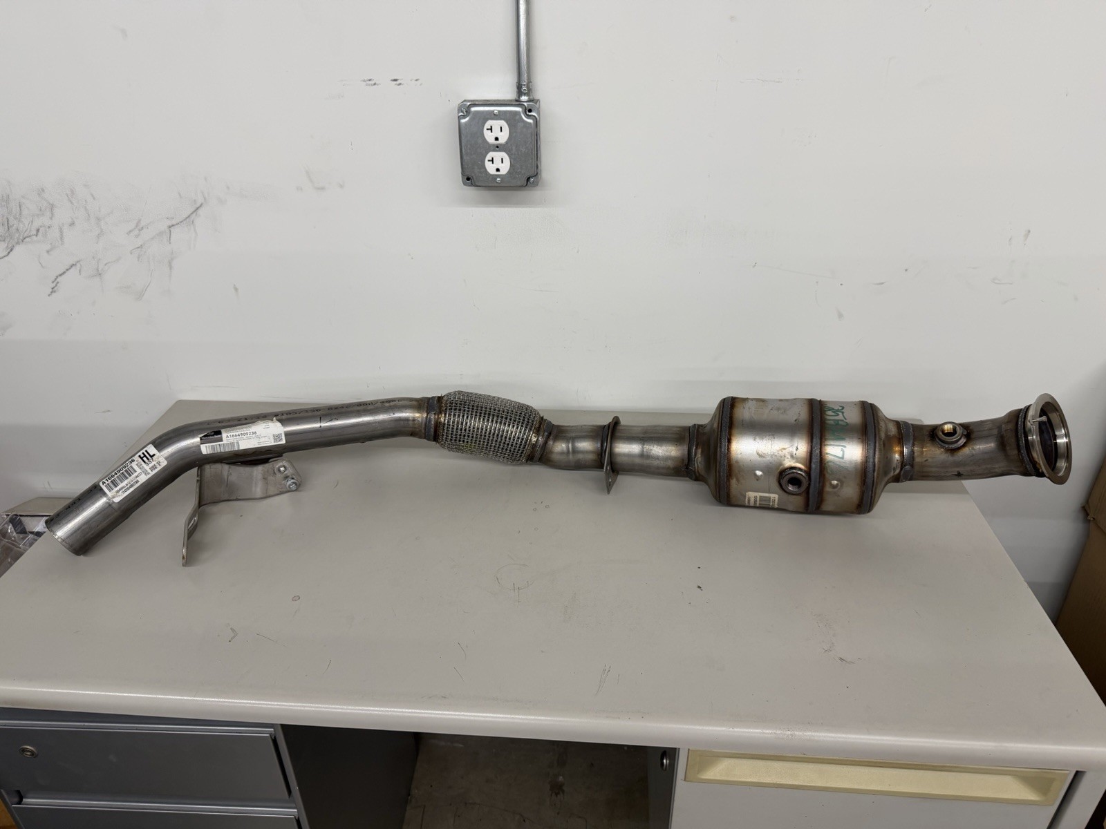 2015-2019 Mercedes-Benz OEM Catalytic Converter 166-490-92-36 & Holder Brand New 2015-2019 Mercedes-Benz OEM Catalytic Converter 166-490-92-36 & Holder Brand New