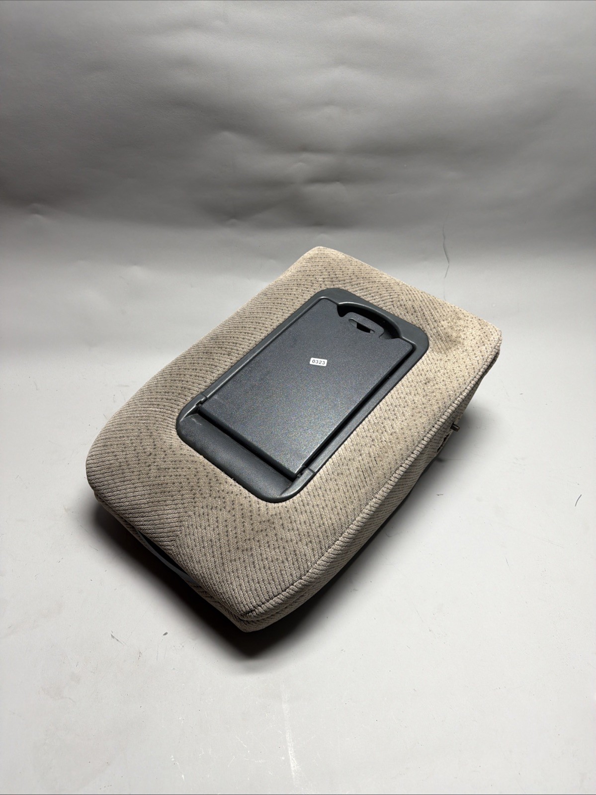 95-98 Chevrolet Silverado GMC Sierra SUV Center Console Arm Rest Jump seat BEIGE 95-98 Chevrolet Silverado GMC Sierra SUV Center Console Arm Rest Jump seat BEIGE