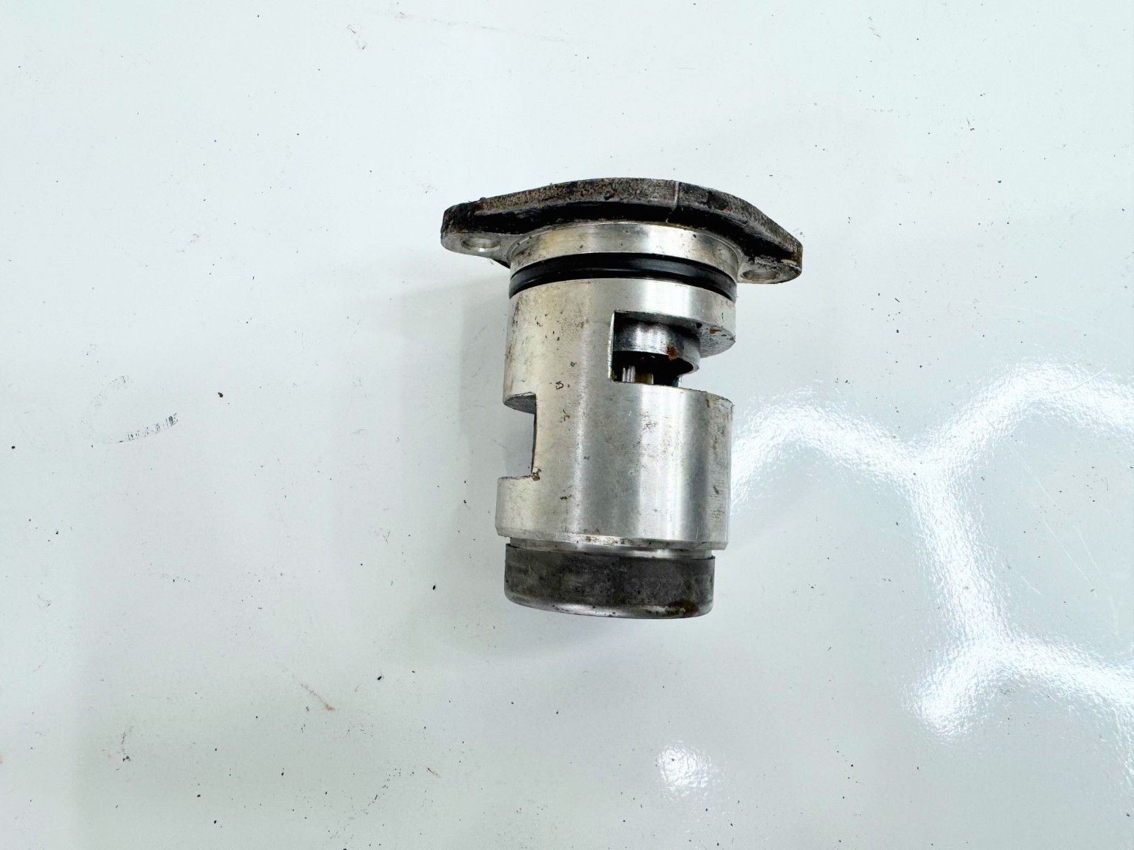 Porsche 911 Engine Oil Thermostat BEHR X122483000 Porsche 911 Engine Oil Thermostat BEHR X122483000