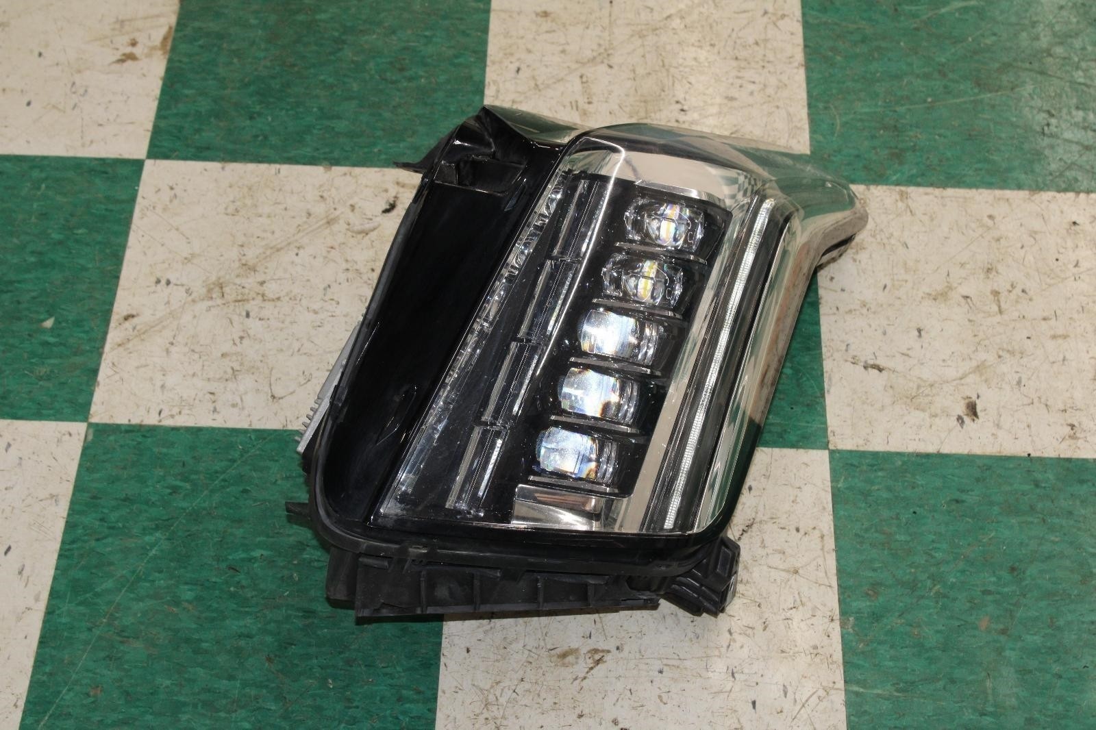 ⚠️DMG⚠️ 15-20 Escalade ESV Driver Side Left LH Headlight Headlamp Lamp Lens OEM