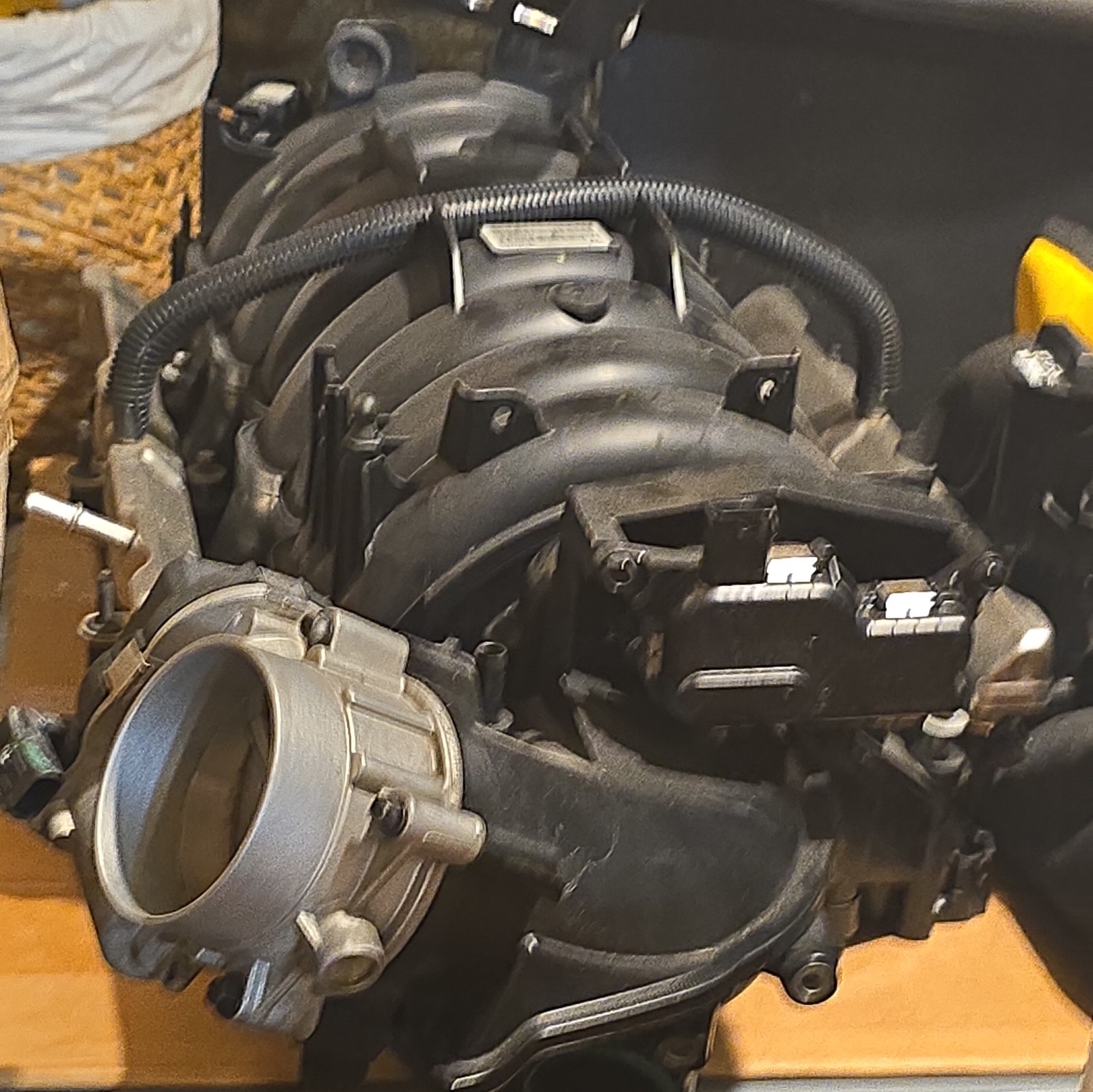 oem Intake Manifold 14-23 Dodge Ram 2500 3500 hemi 6.4L  MOPAR 68530327AA