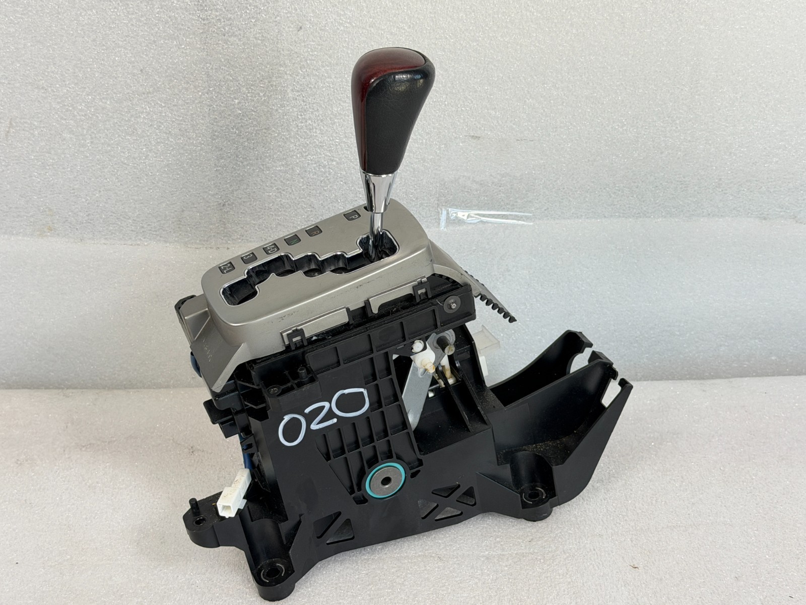 2004 - 2006 Lexus ES330 Automatic Shifter Assembly (OEM) 2004 - 2006 Lexus ES330 Automatic Shifter Assembly (OEM)