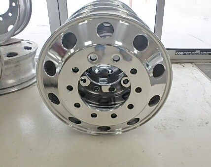 ALUMINUM 22.5 HUB PILOT HIGH POLISHED 8.25 WIDE FRONT WHEELS USED ALUMINUM 22.5 HUB PILOT HIGH POLISHED 8.25 WIDE FRONT WHEELS USED
