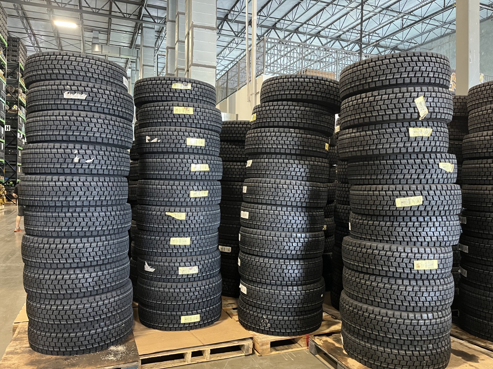 Set of 6 NEW Tires 265/70R/19.5  Michelin XDE2+
