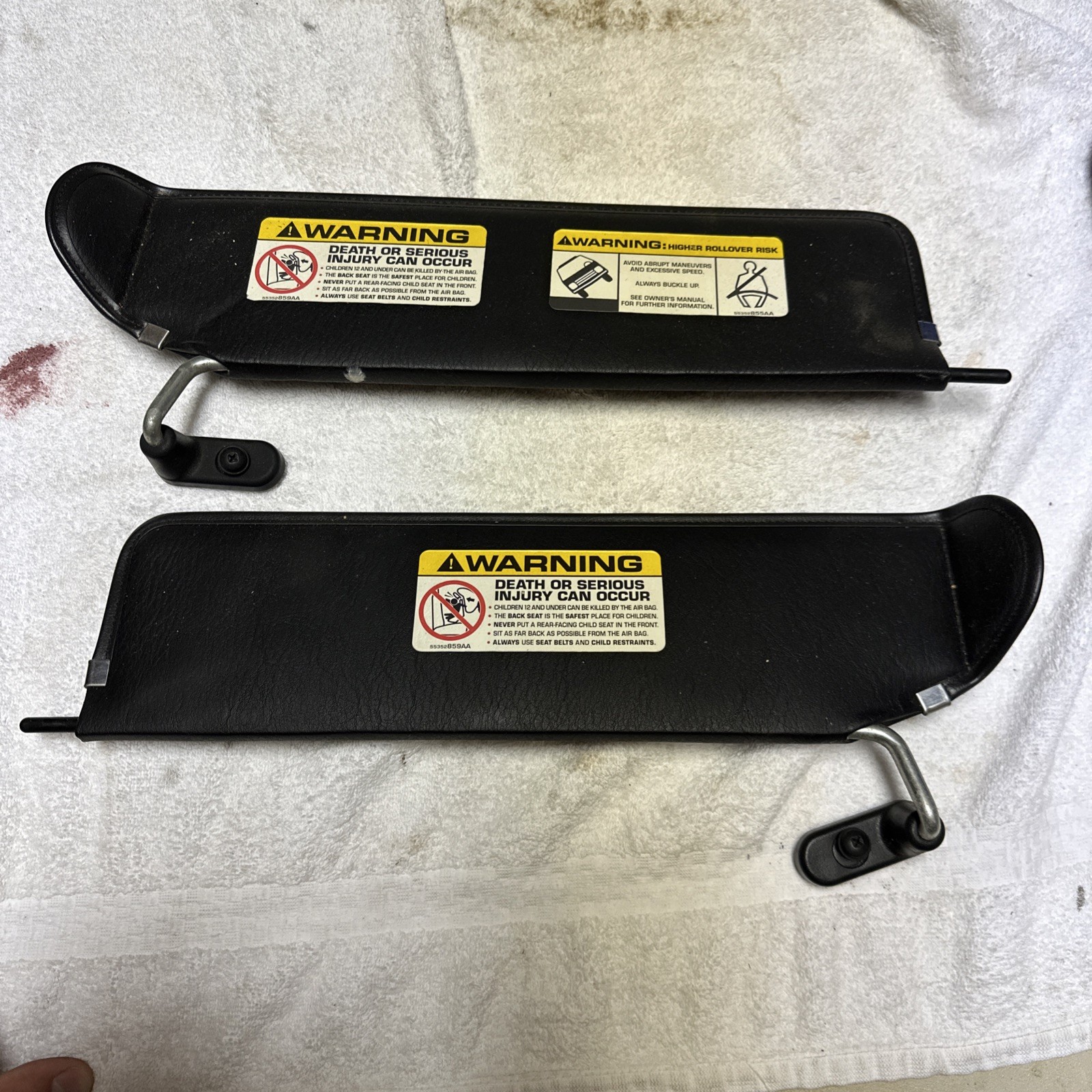 03-06 Jeep Wrangler TJ Black Sun Visors Sunvisor Pair Right & Left OEM 03-06 Jeep Wrangler TJ Black Sun Visors Sunvisor Pair Right & Left OEM