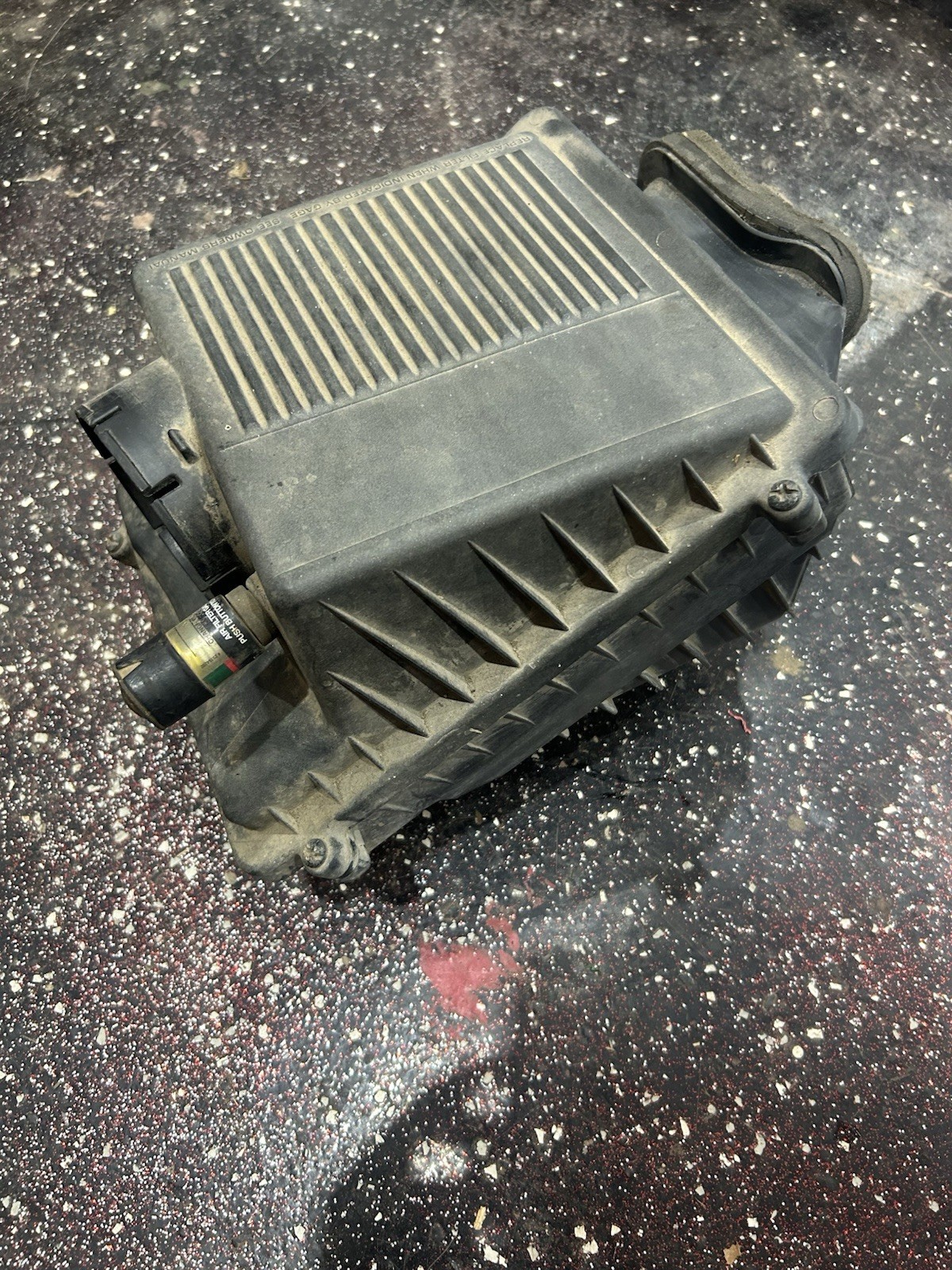 99-06 GMC Chevy OEM air intake 6.0L 5.3L Delphi cleaner box 99-06 GMC Chevy OEM air intake 6.0L 5.3L Delphi cleaner box