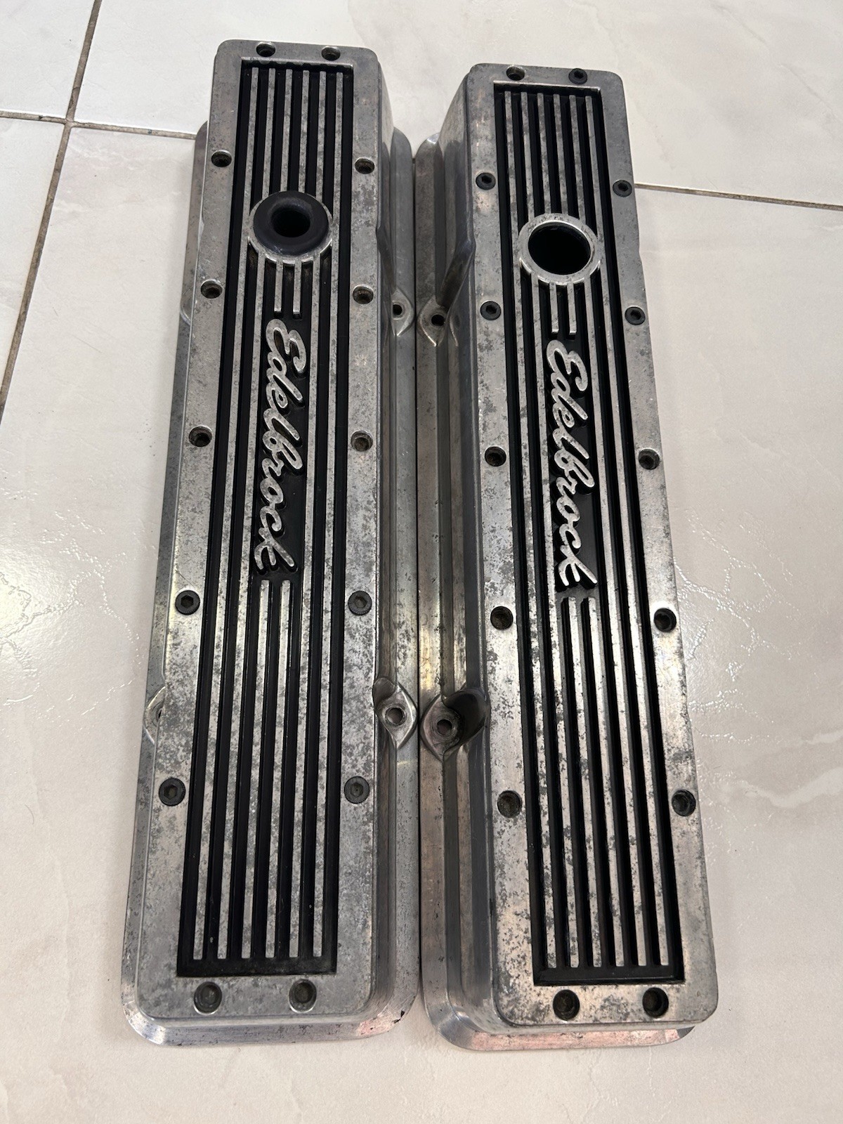 EDELBROCK ELITE SBC SHORT FINNED ALUMINUM VALVE COVERS 4248
