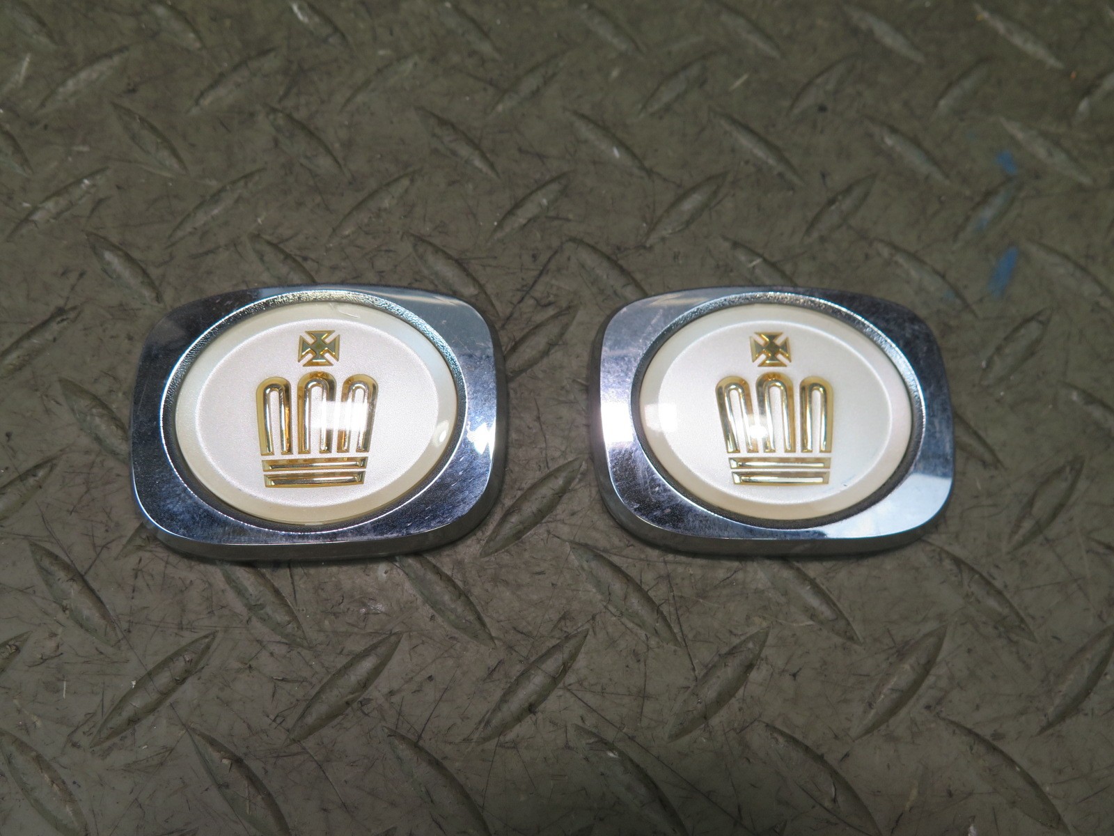 99-01 TOYOTA CROWN JZS175 SET OF 2 REAR LEFT & RIGHT C PILLAR EMBLEM BADGE OEM