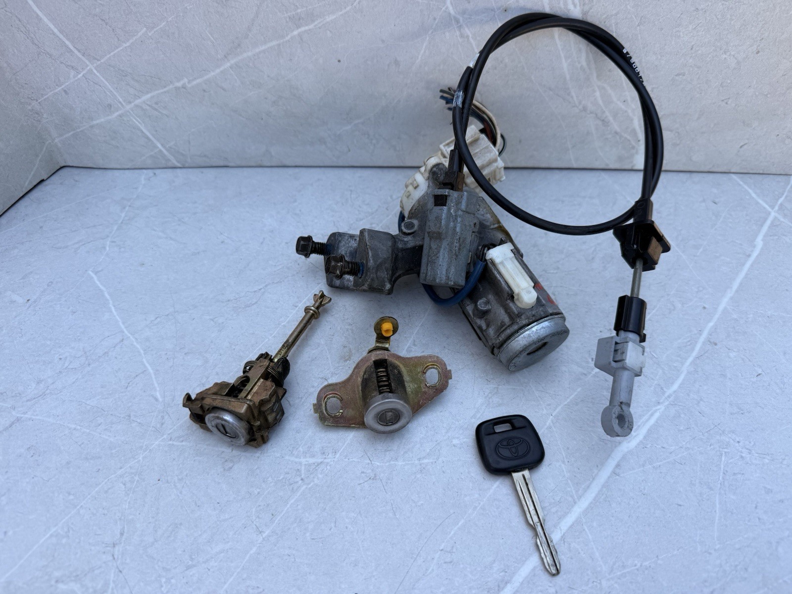 2003 Toyota Corolla Ignition Lock Door And Trunk Cylinder Key Set