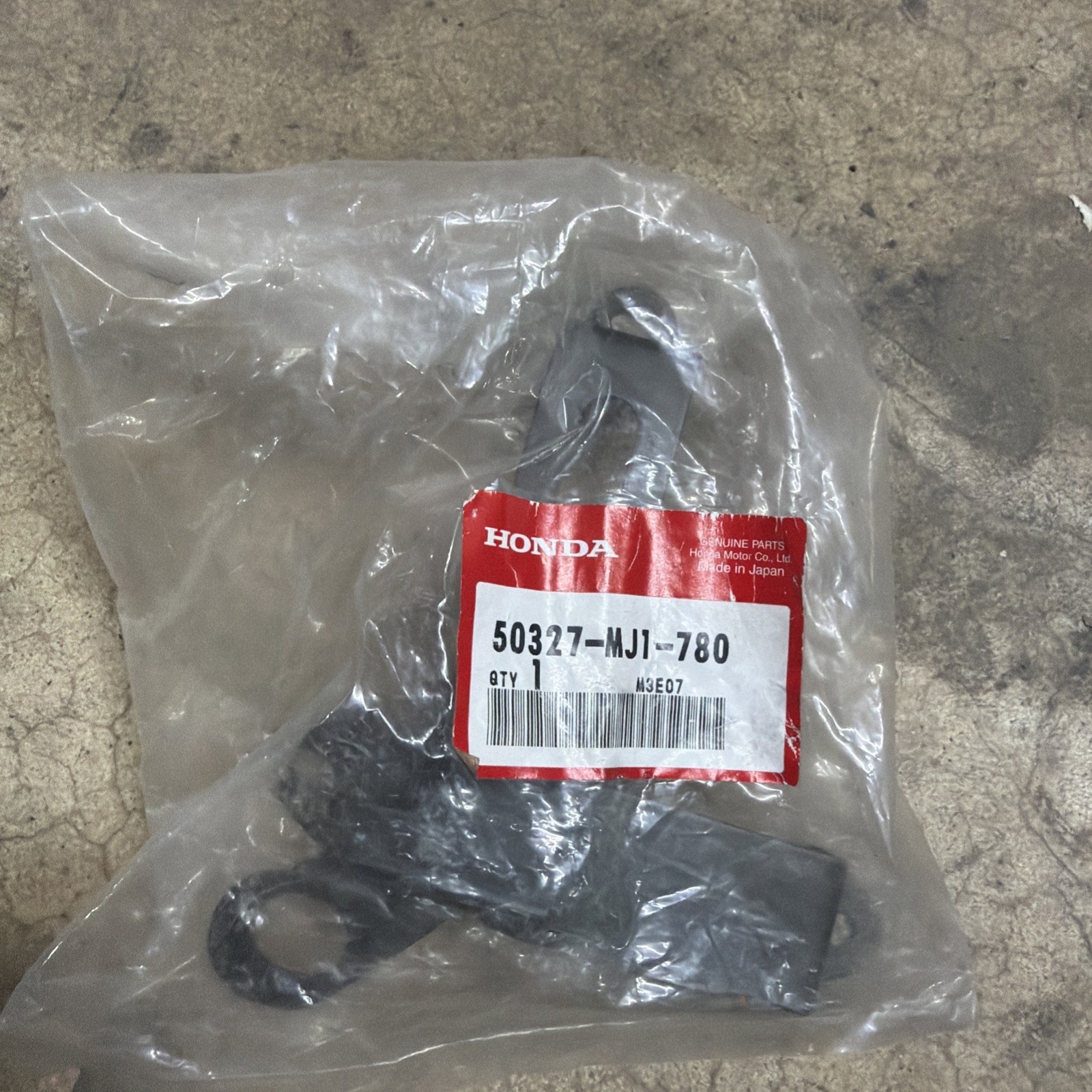 Nos 84-86 HONDA CB700SC NIGHTHAWK BATTERY BAND STRAP RETAINER SIDE COVER HOLDER Nos 84-86 HONDA CB700SC NIGHTHAWK BATTERY BAND STRAP RETAINER SIDE COVER HOLDER