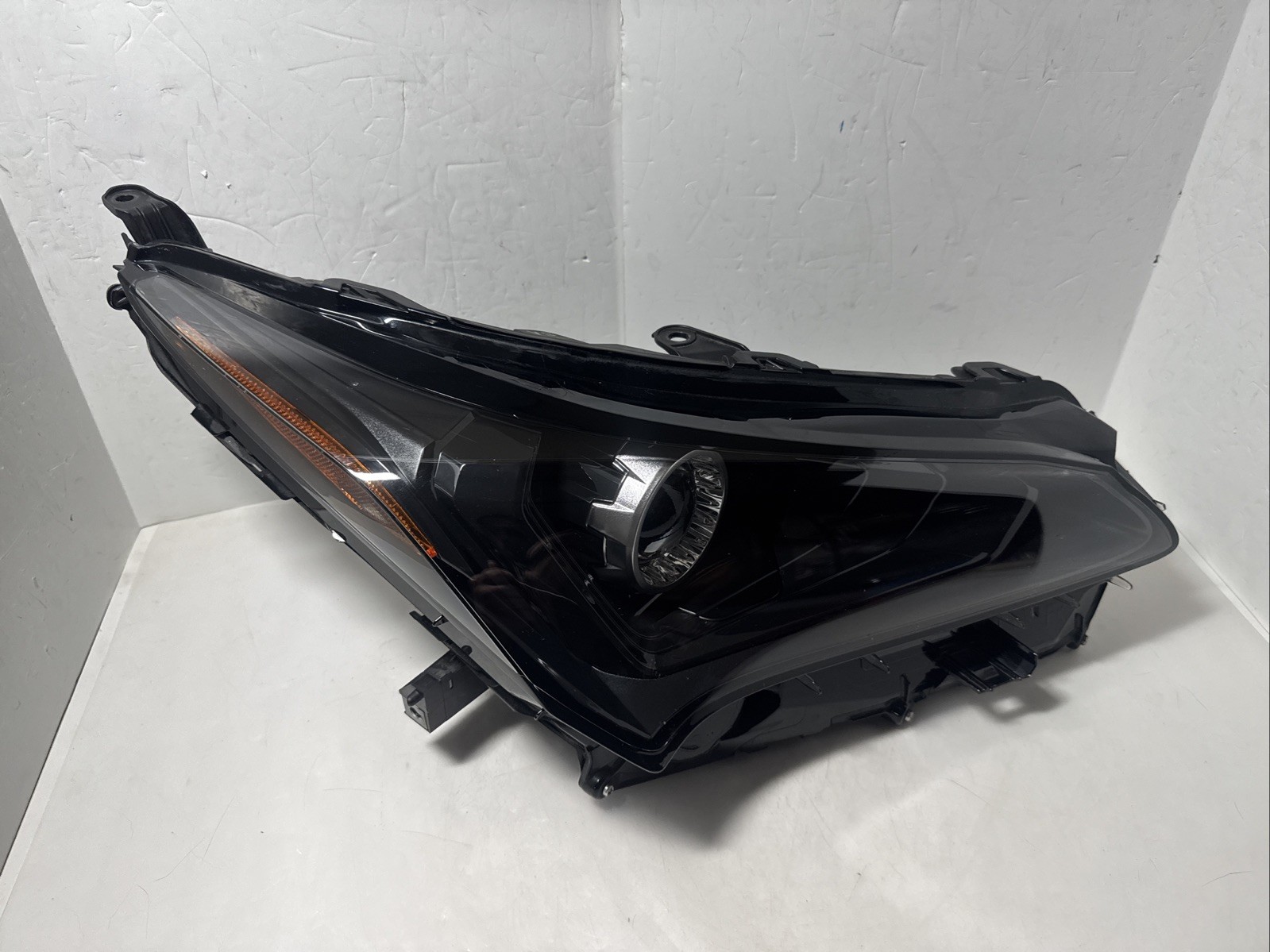 Lexus NX200/300 18-21 RH Passenger Single Beam LED Headlight 81140-78190 CRACKED
