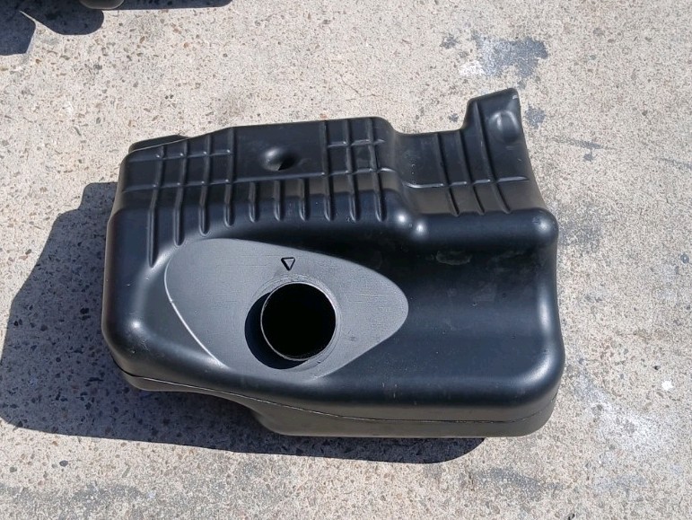 2007-2010 SATURN SKY , Solstice 2.4L Intake Box Reservoir Resonator OEM 2007-2010 SATURN SKY , Solstice 2.4L Intake Box Reservoir Resonator OEM
