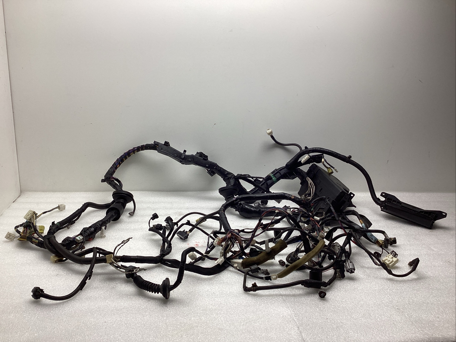 2007 TOTOTA PRIUS ENGINE ROOM WIRING HARNESS WITH FUSE BOX OEM