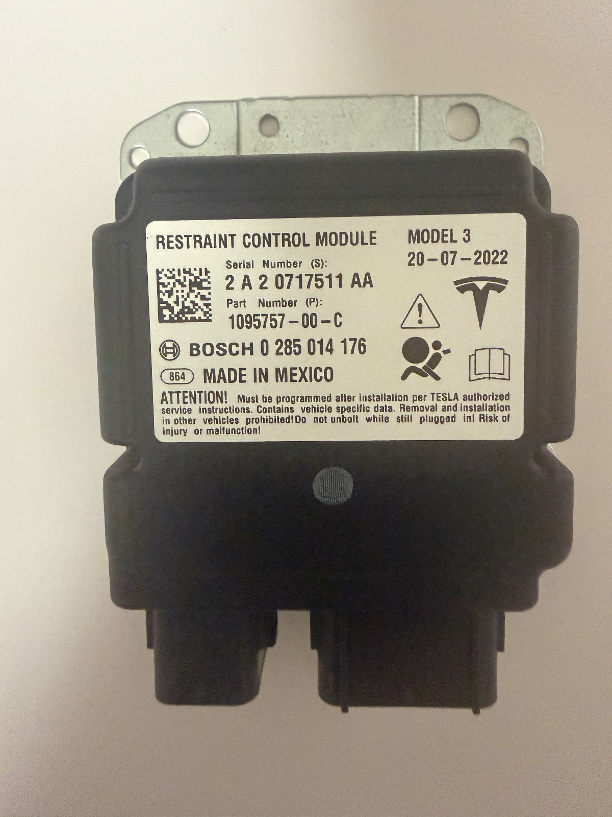 2017-2020 Tesla Model 3 1095757-00-C RESTRAINT CONTROL MODULE 2017-2020 Tesla Model 3 1095757-00-C RESTRAINT CONTROL MODULE