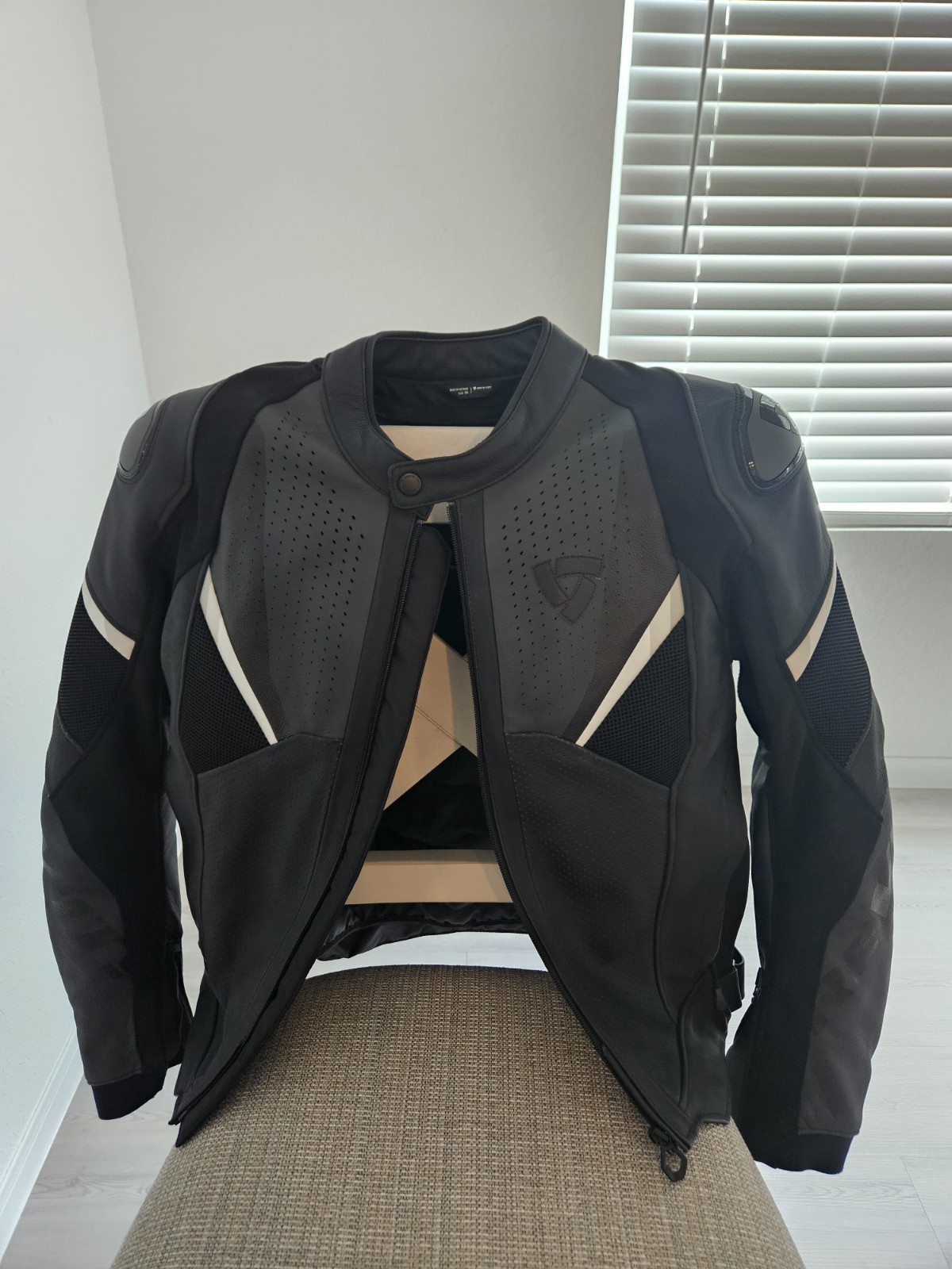 Rev\'it Jacket Automate Class AA Size 56 w/ Seesoft back and chest protectors Rev\'it Jacket Automate Class AA Size 56 w/ Seesoft back and chest protectors