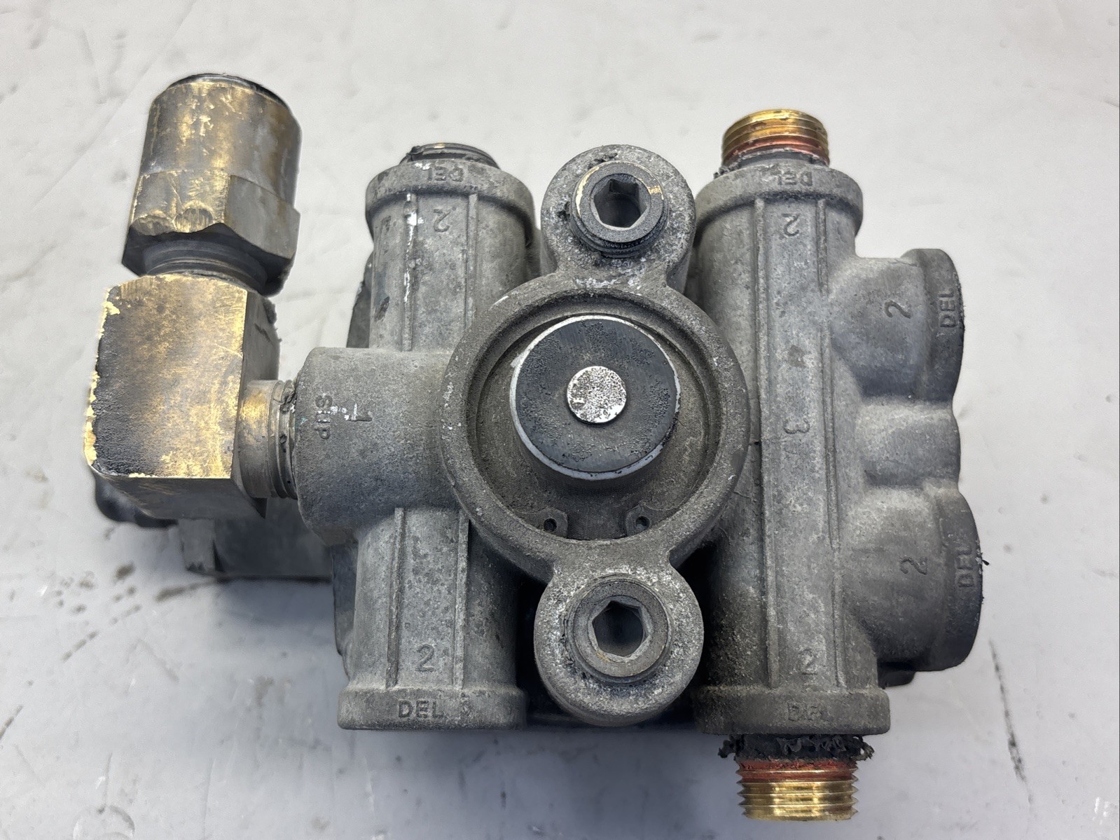 BENDIX ABS RELAY VALVE MODULATOR T-5019505 OEM K138307 BENDIX ABS RELAY VALVE MODULATOR T-5019505 OEM K138307