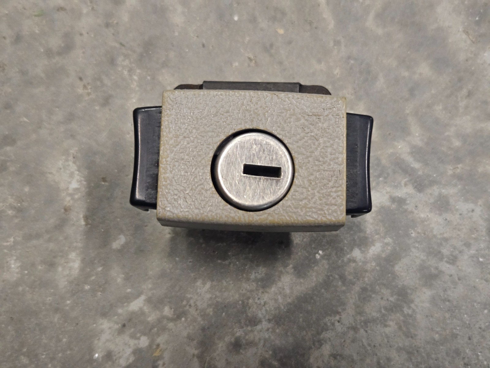 CHEVY BLAZER S10 FORD F150 BRONCO JEEP CONSOLE GLOVE BOX LOCK LATCH GRAY 78-96
