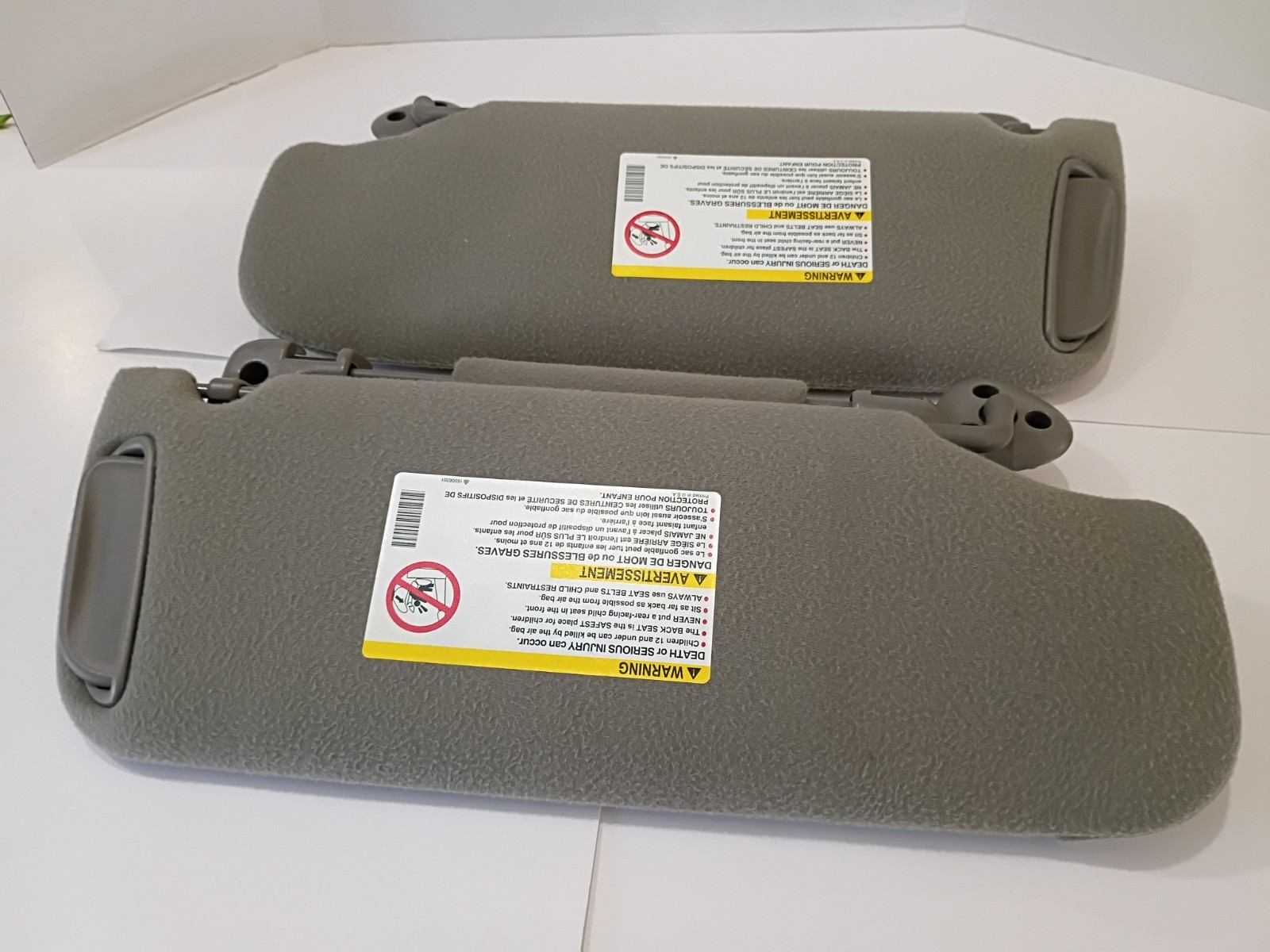 2000-2006 Chevy Suburban 1500 GMC Yukon Tahoe Driver & Passenger Sun Visors OEM 