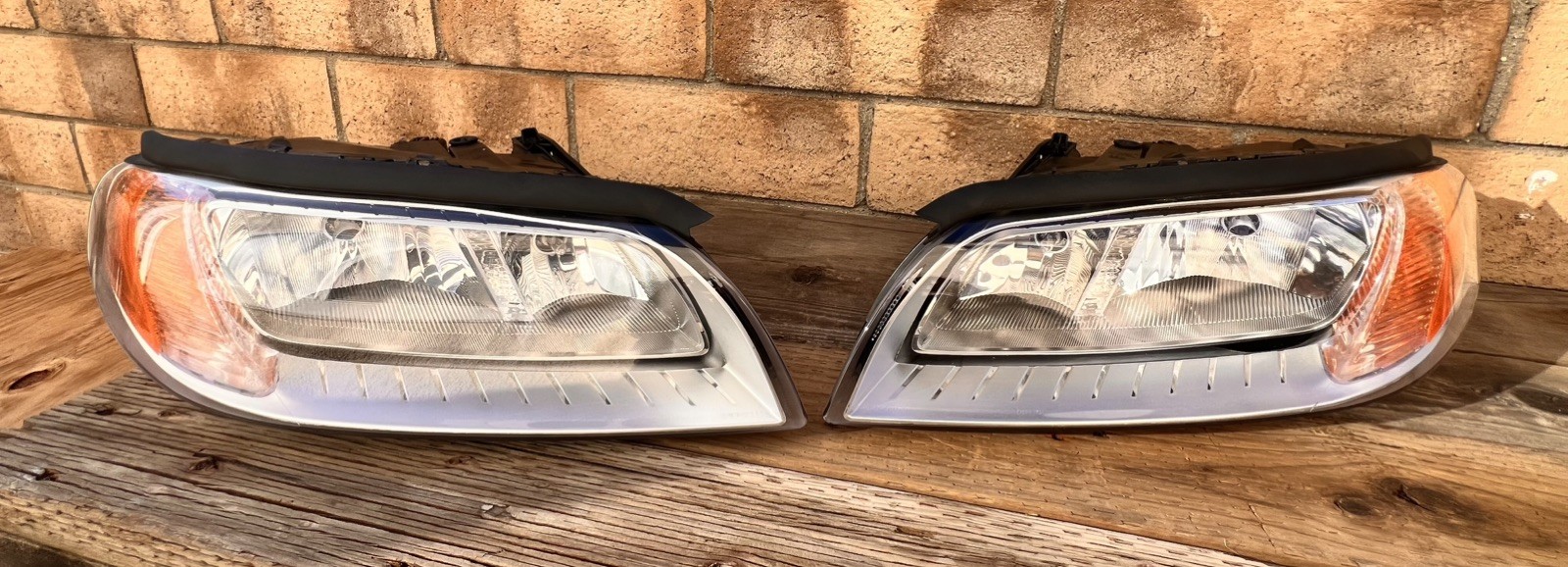2007-2013 Volvo S80 XC70 V70 Headlight Halogen both sides 2007-2013 Volvo S80 XC70 V70 Headlight Halogen both sides
