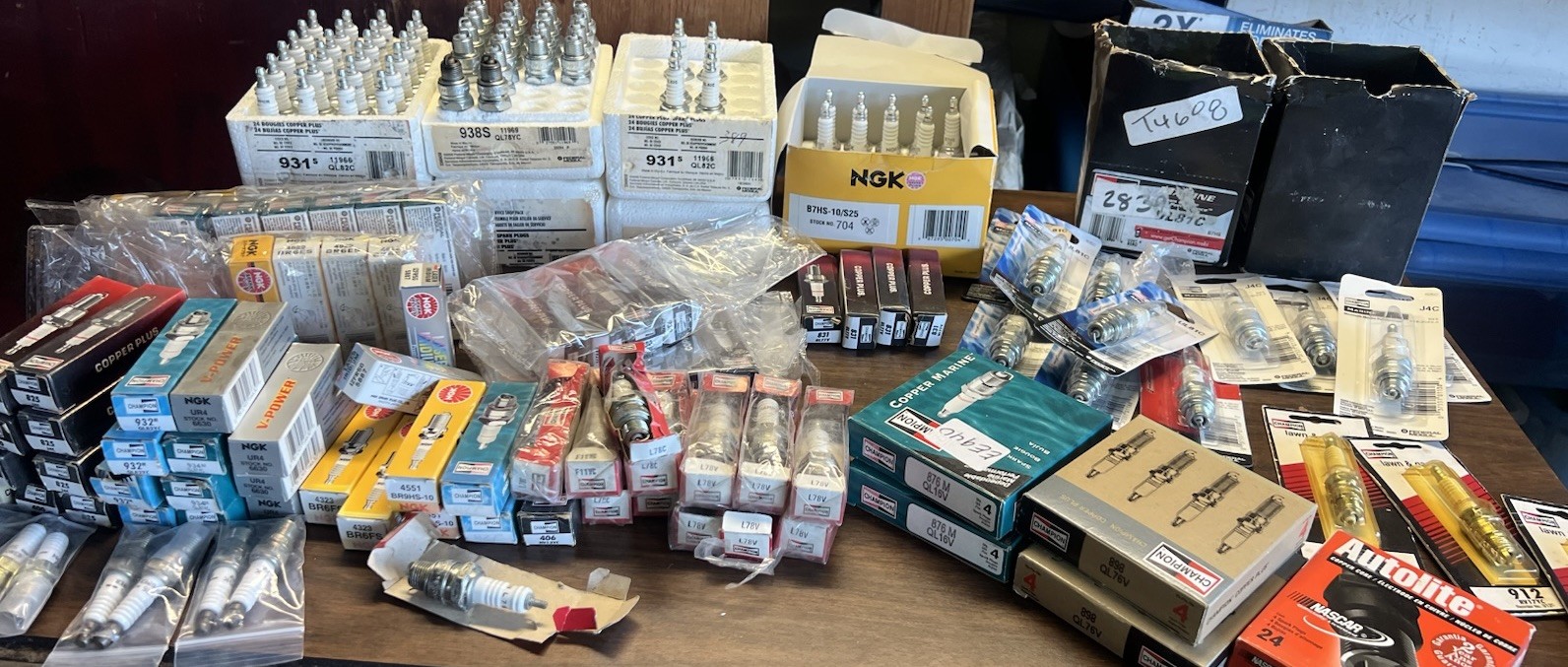 Wholesale Lot Marine Spark Plugs Champion QL82C UL77V BUHX QL16V RV8C Bulk Lot