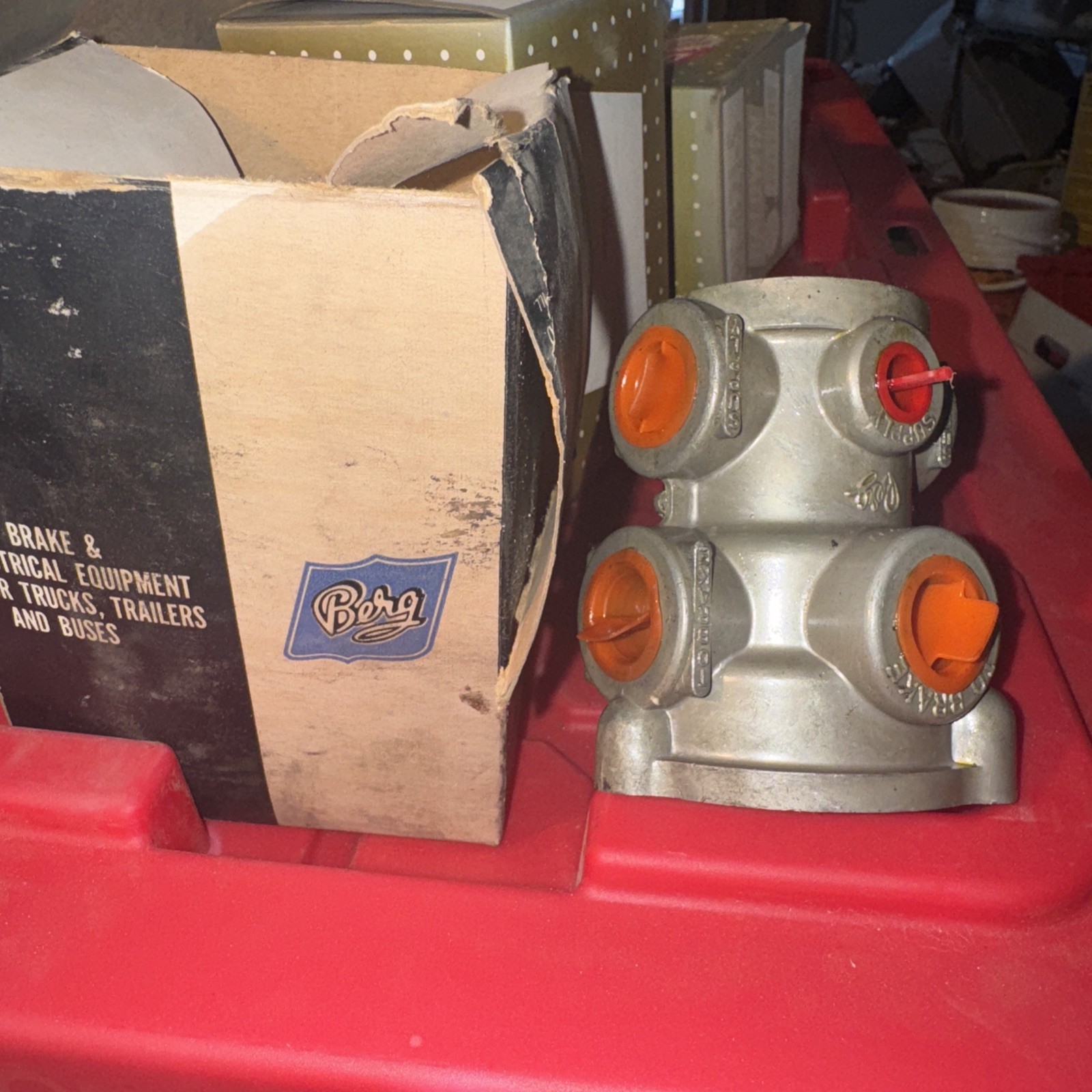 Berg Nos New Old Stock DUAL BRAKE FOOT VALVE 114000 Vintage Truck Auto Car Part Berg Nos New Old Stock DUAL BRAKE FOOT VALVE 114000 Vintage Truck Auto Car Part