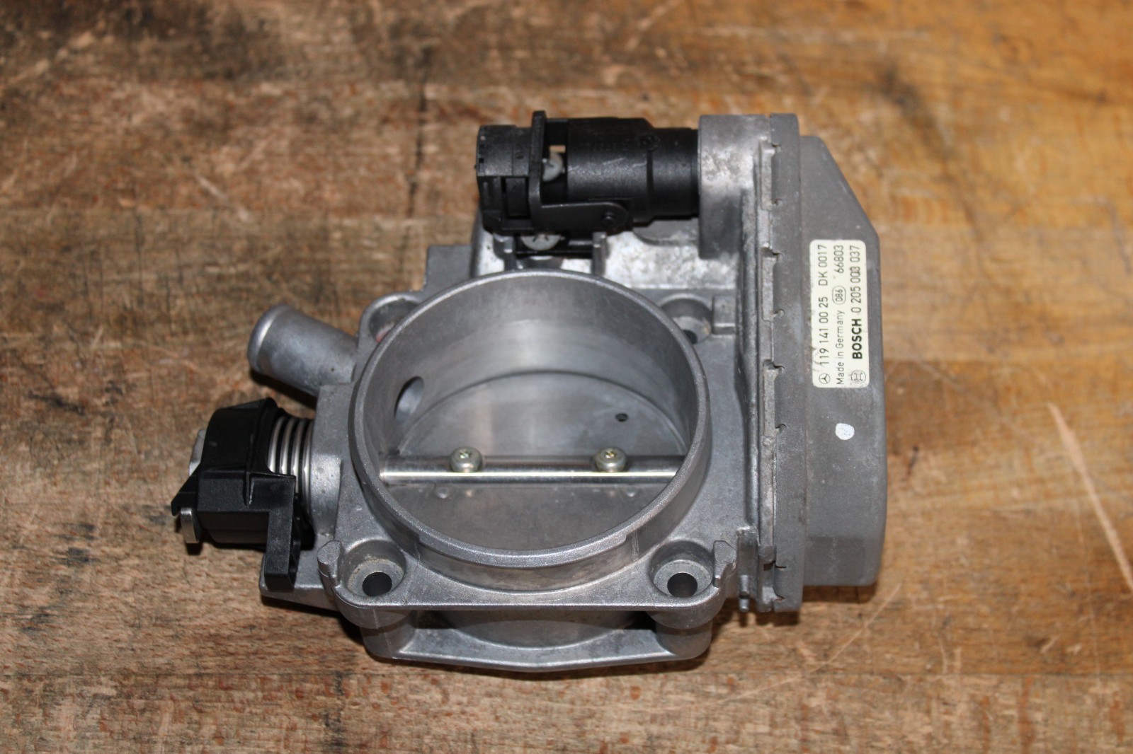 1998 Mercedes Benz W140 S500 SL500 V8 Throttle Body Assembly 1998 Mercedes Benz W140 S500 SL500 V8 Throttle Body Assembly