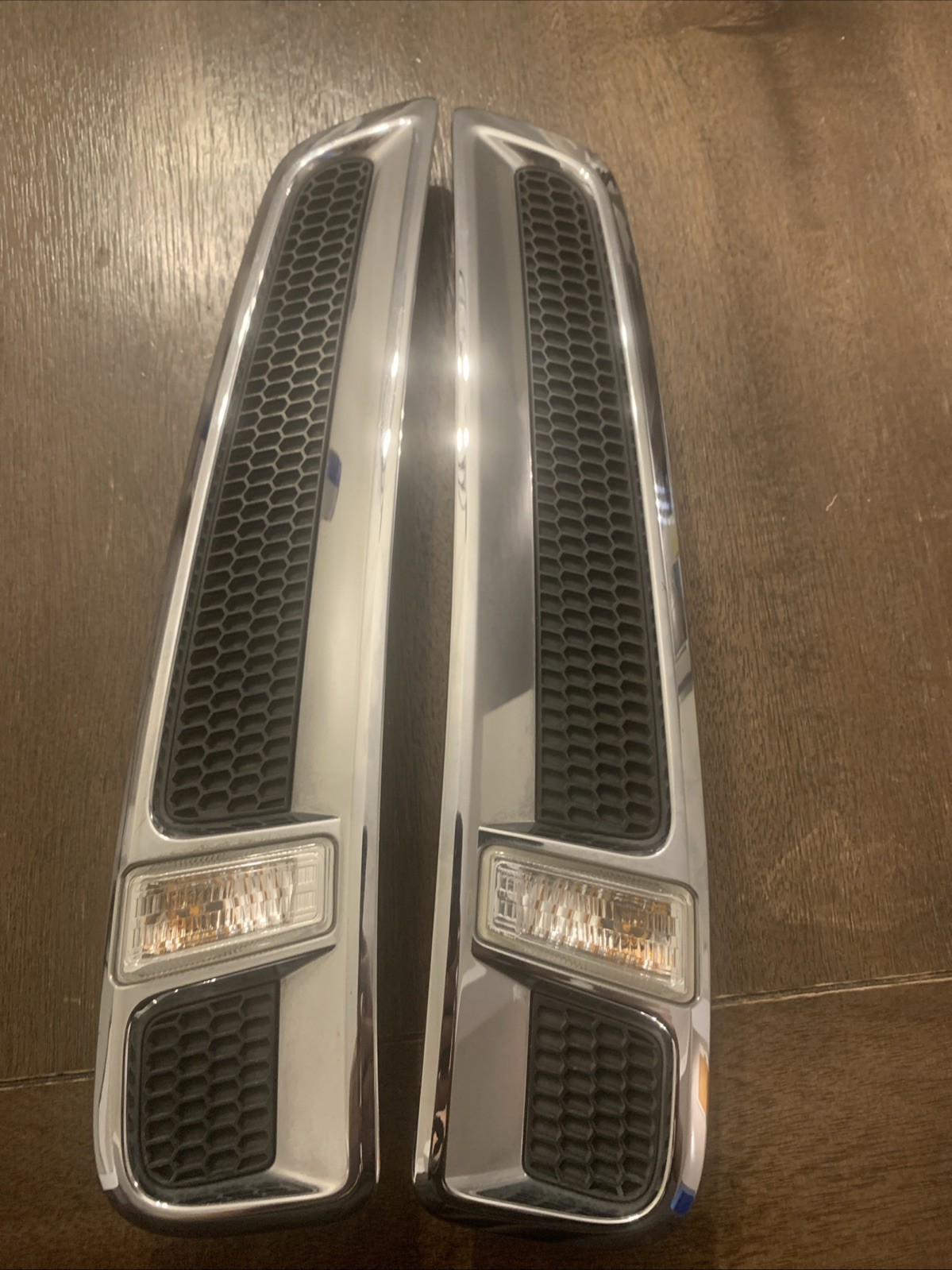 Genuine Holden VF Commodore Guard Vent Pair LH RH SS SV6 Calais Chevrolet SS