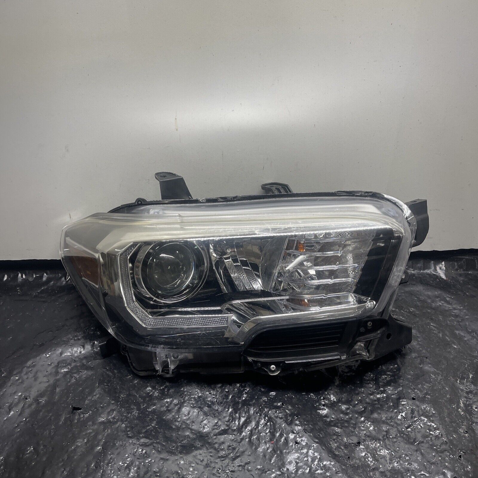 Right Headlight For 2016-2017 Toyota Tacoma Limited TYC 20-9749-80-9 OEM RH