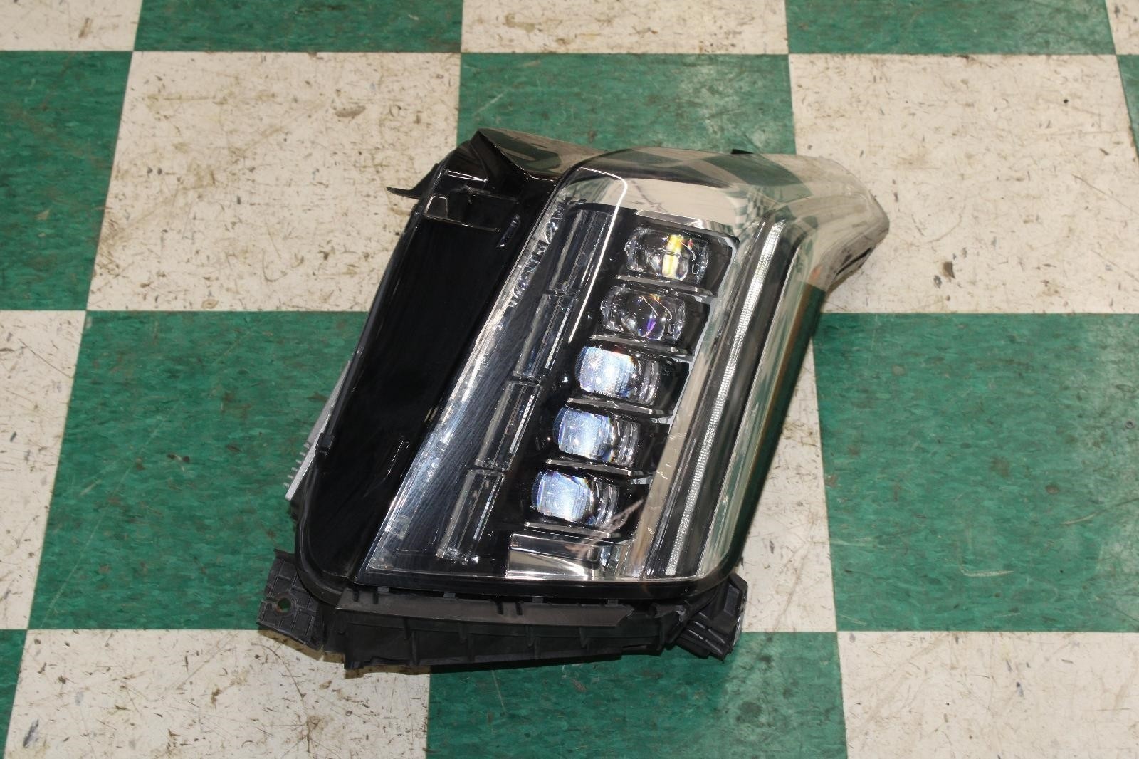 ⚠️DMG⚠️ 15-20 Escalade Driver Side Left LH Headlight Headlamp Lamp Lens OEM OE