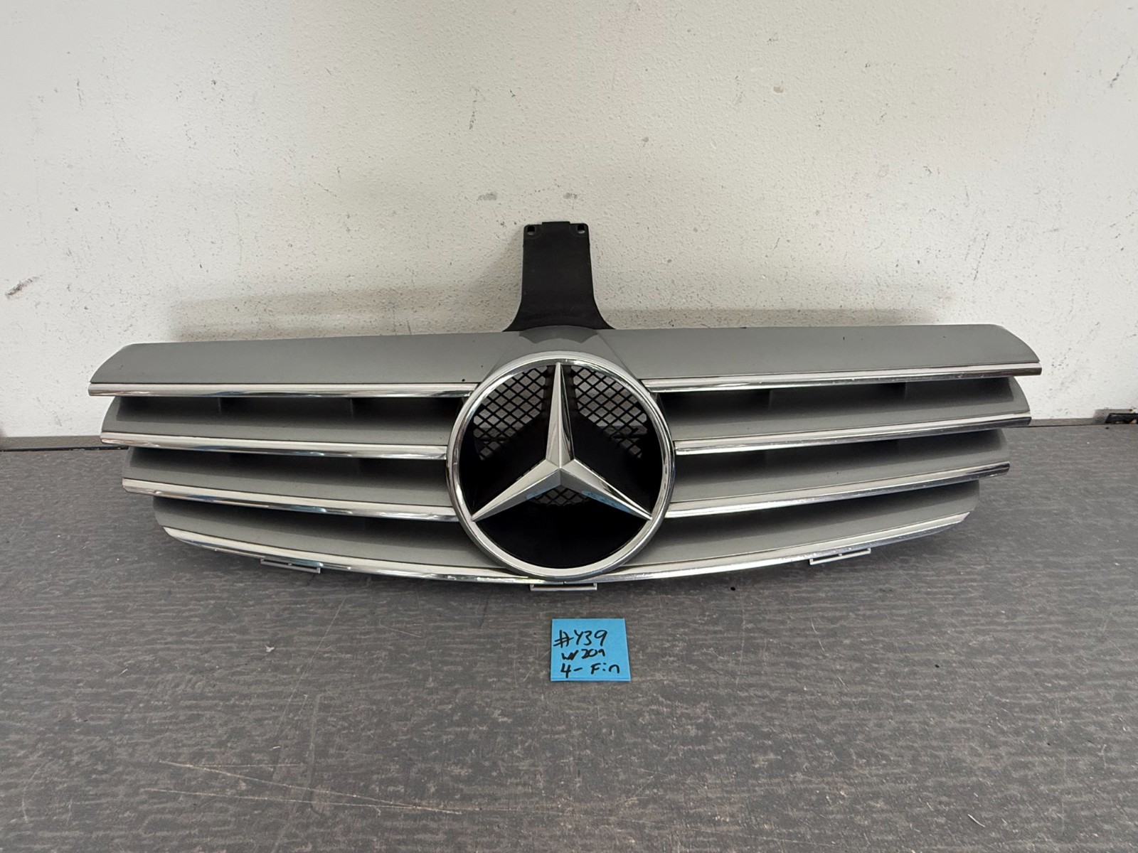2004-2009 Mercedes W209 CLK 320 350 500 550 OEM Front Grille Assembly 4-FIN 2004-2009 Mercedes W209 CLK 320 350 500 550 OEM Front Grille Assembly 4-FIN