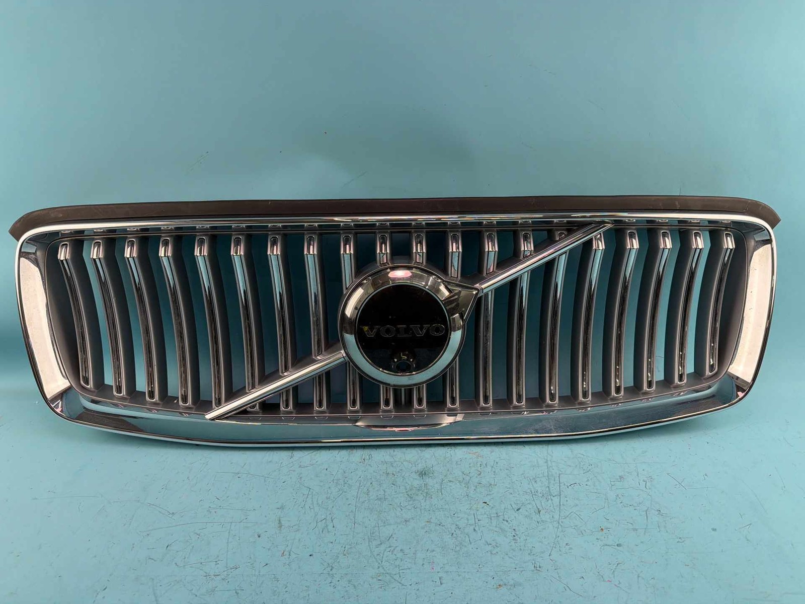CLEAN OEM 2020-2022 Volvo XC90 Silver Chrome Upper Grille With Emblem 31698385