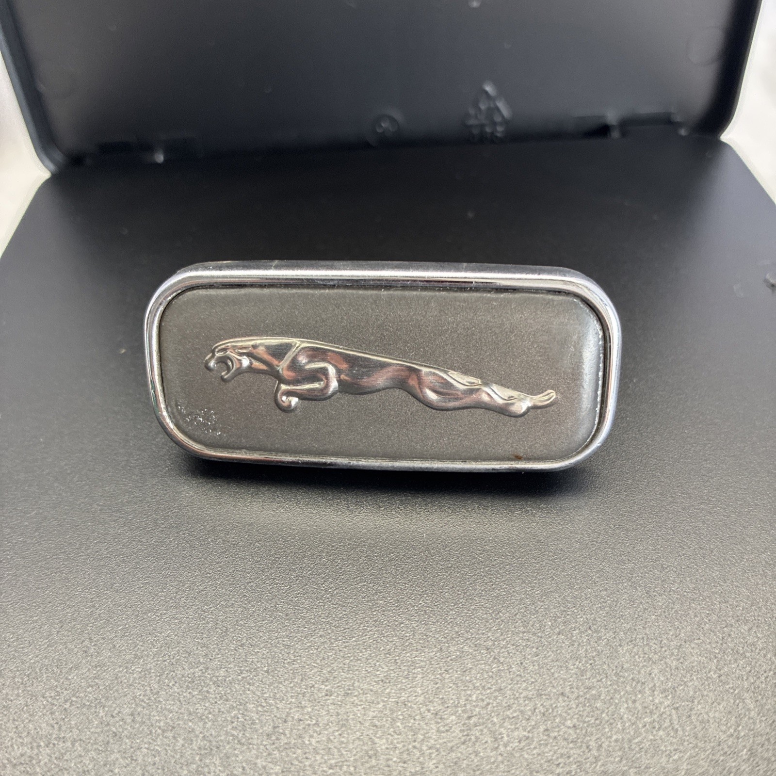 1998 99 2000 01 2002 2003 JAGUAR XJ8 XJ8L VANDEN PLAS LEFT DRIVER FENDER EMBLEM