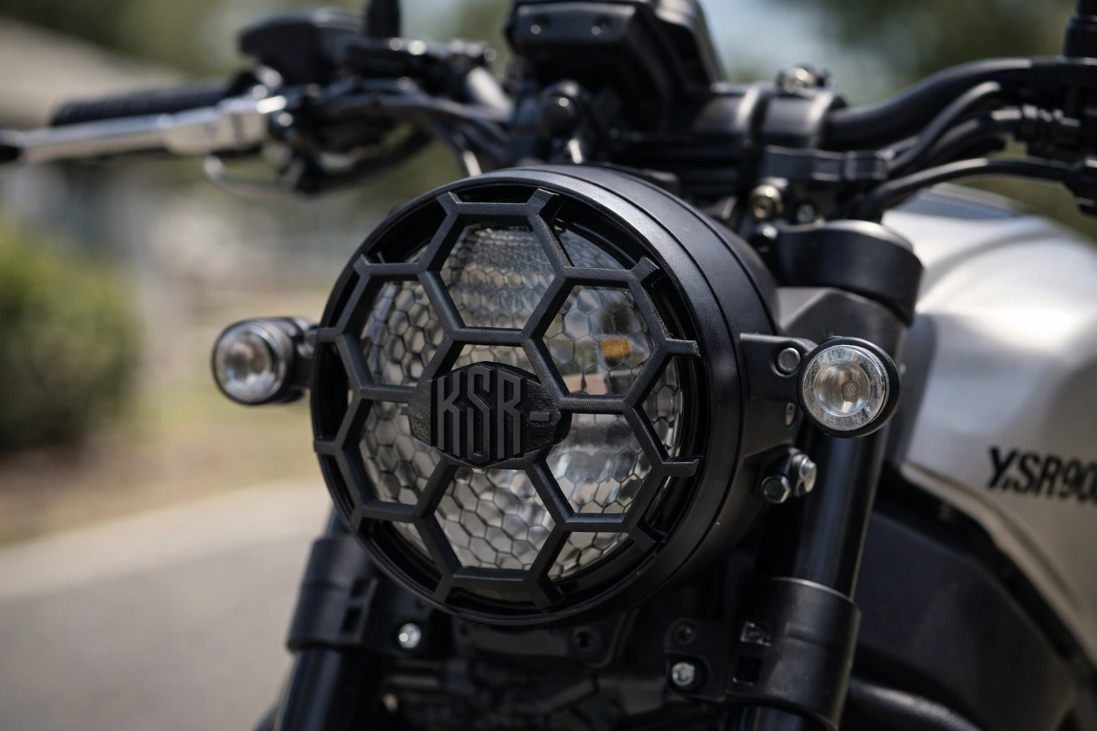 Yamaha XSR900 Headlight Cover – 3D Printed Honeycomb Design – Custom Protective 