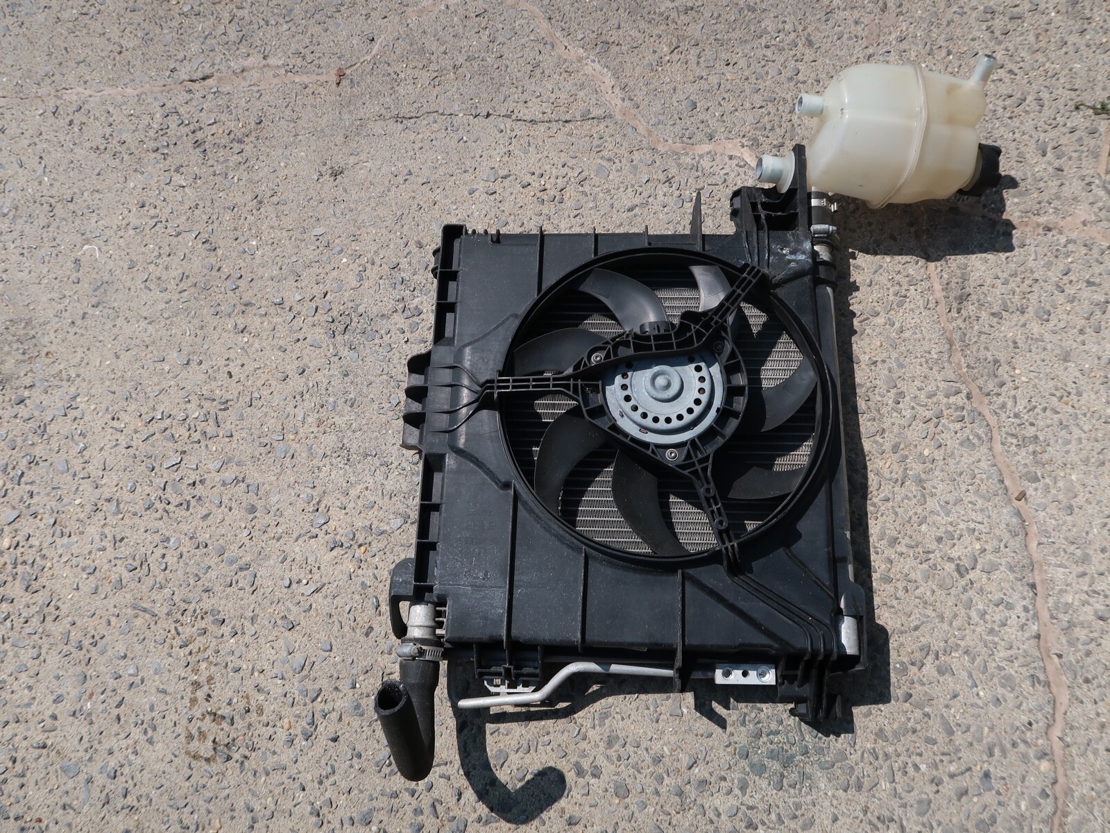 2008-2015 SMART FORTWO GENUINE ENGINE COOLING RADIATOR FAN UNIT OEM A4515010001