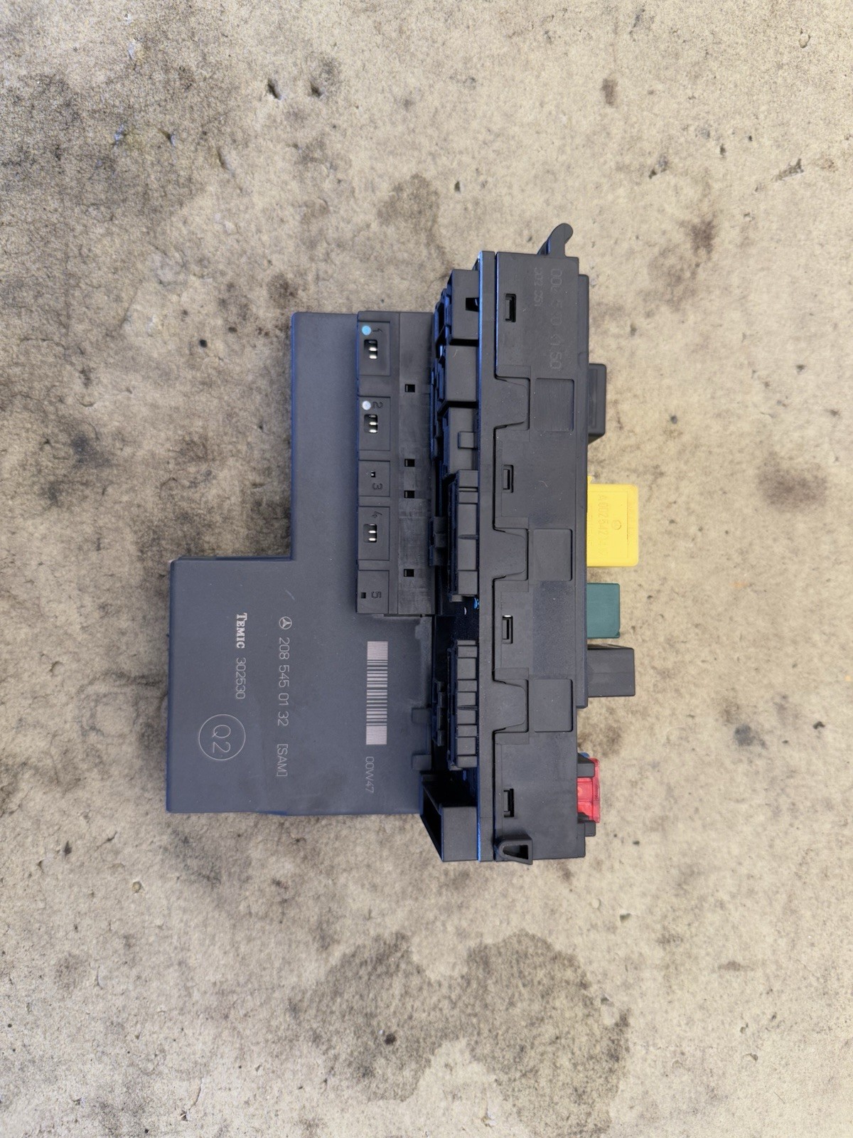 98-03 Mercedes W208 CLK320 E430 Front SAM Fuse Relay Module Box 2085450132 Oem 98-03 Mercedes W208 CLK320 E430 Front SAM Fuse Relay Module Box 2085450132 Oem