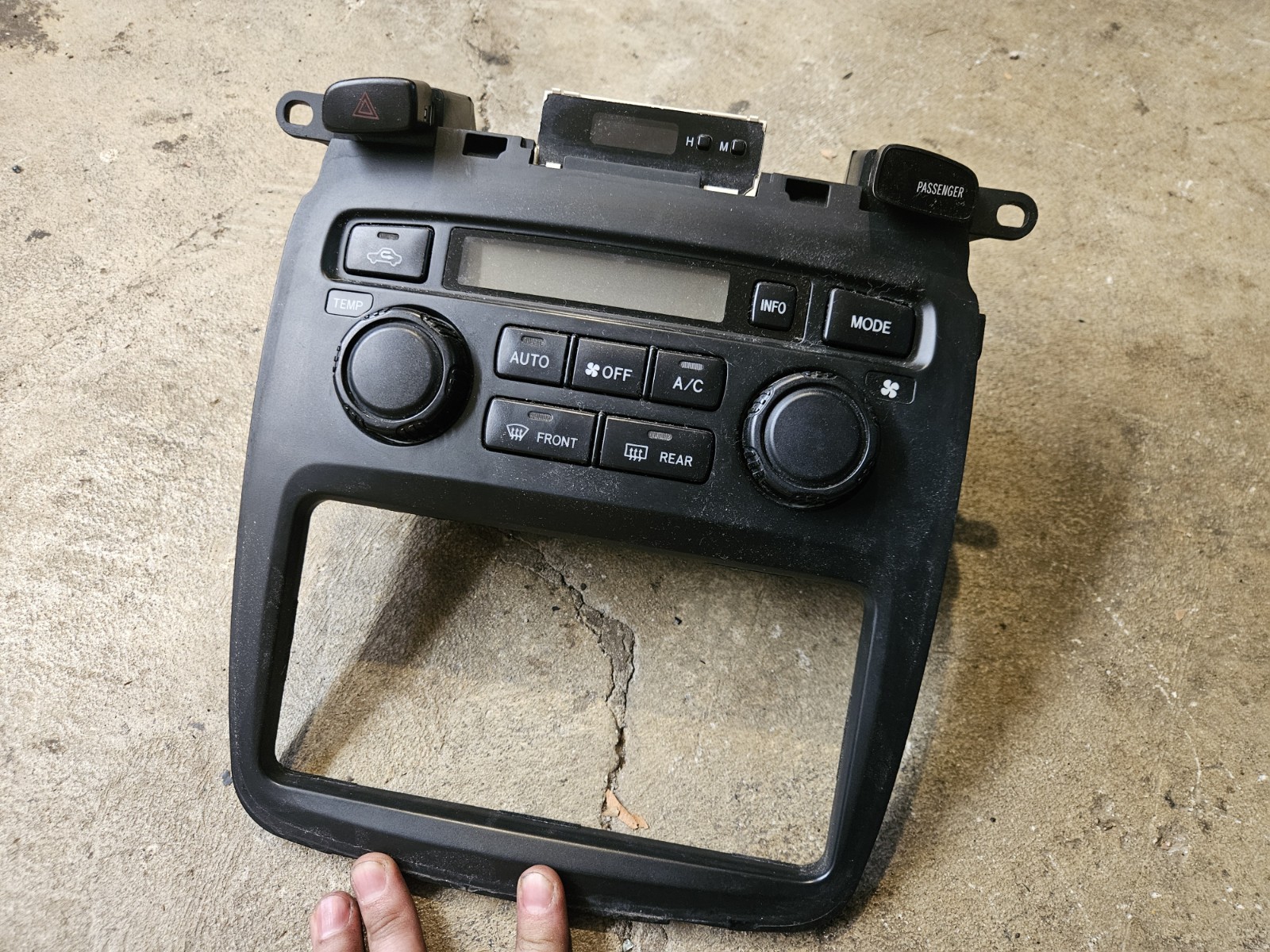 OEM TOYOTA HIGHLANDER 01-07 FRONT RADIO BEZEL DIGITAL A/C CLIMATE CONTROL PANEL