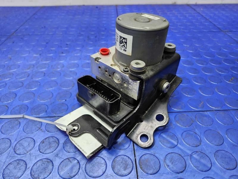 2016-2018 Hyundai Tucson ABS Anti Lock Brake Pump Control Assembly OEM