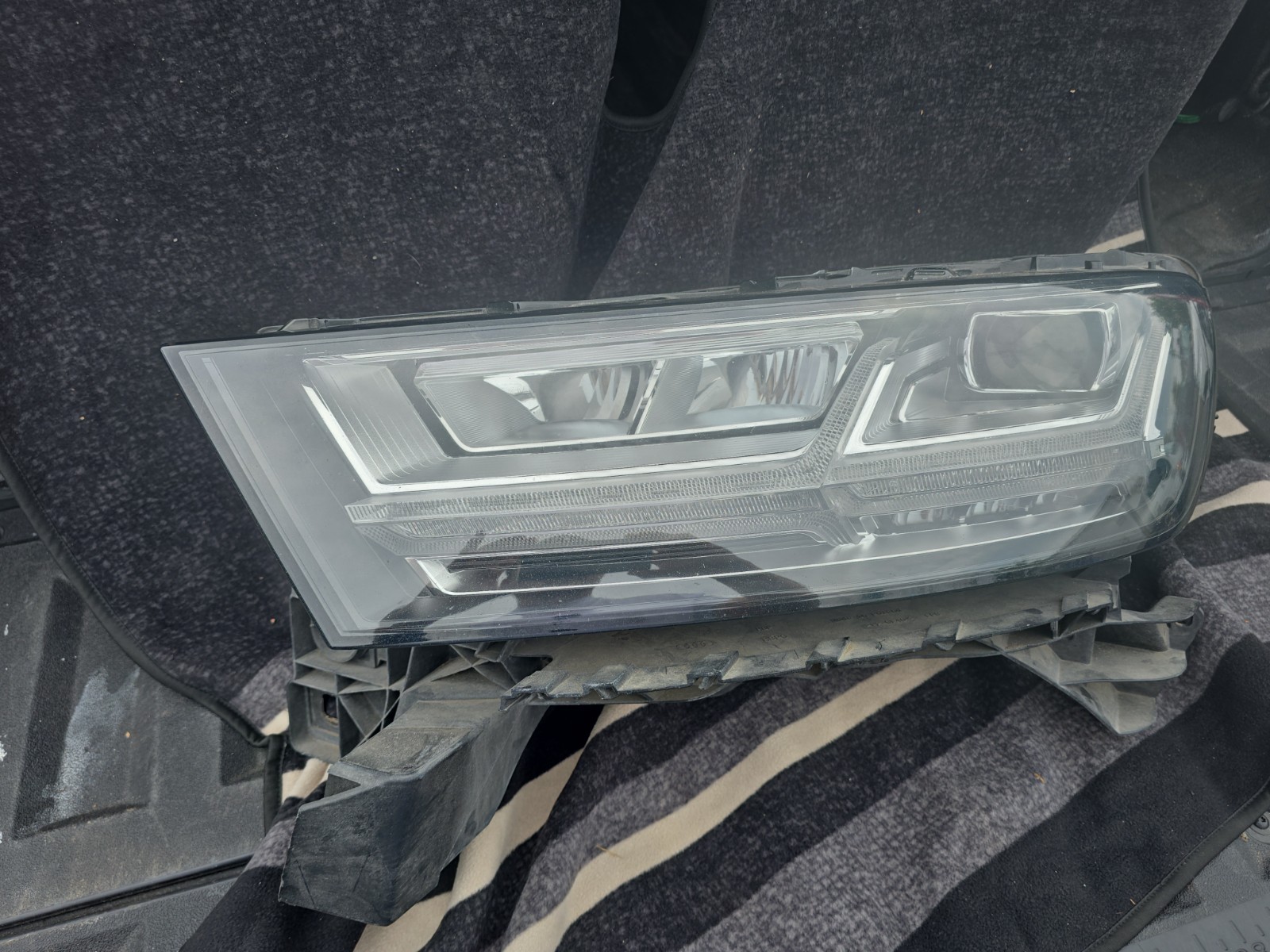 2017-2019 AUDI Q7 LEFT SIDE DR OEM LED HEADLIGHT HEADLAMP COMPLETE 8M0941033B