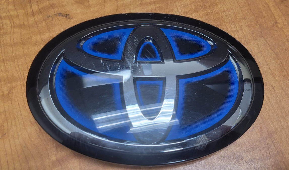 2020-2022 TOYOTA COROLLA GRILLE EMBLEM 90975-02124 USED OEM DAMAGED►PN593 2020-2022 TOYOTA COROLLA GRILLE EMBLEM 90975-02124 USED OEM DAMAGED►PN593
