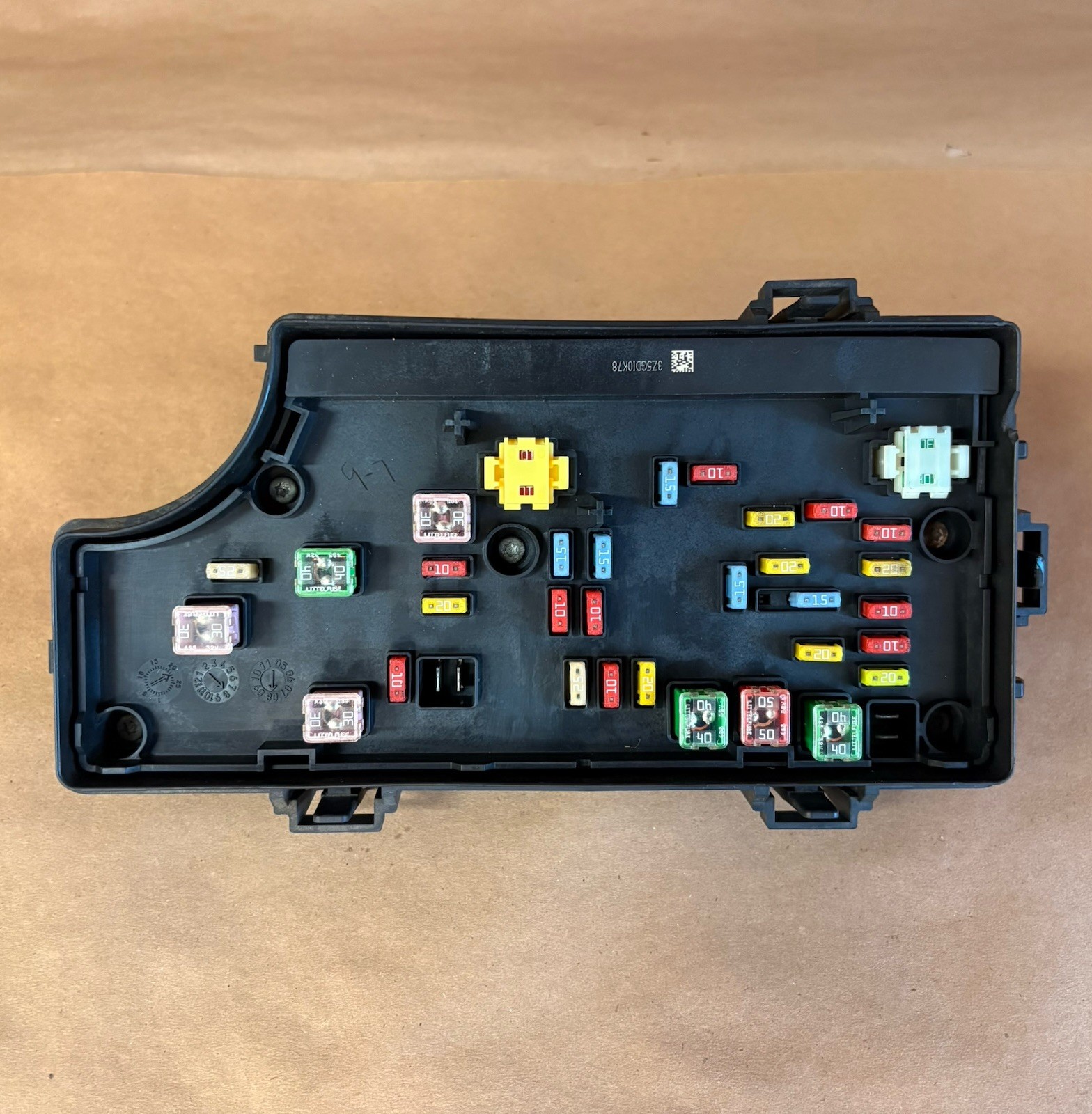 06-10 PT Cruiser Fuse Relay Box Totally Integrated Power Module TIPM P56049719AR