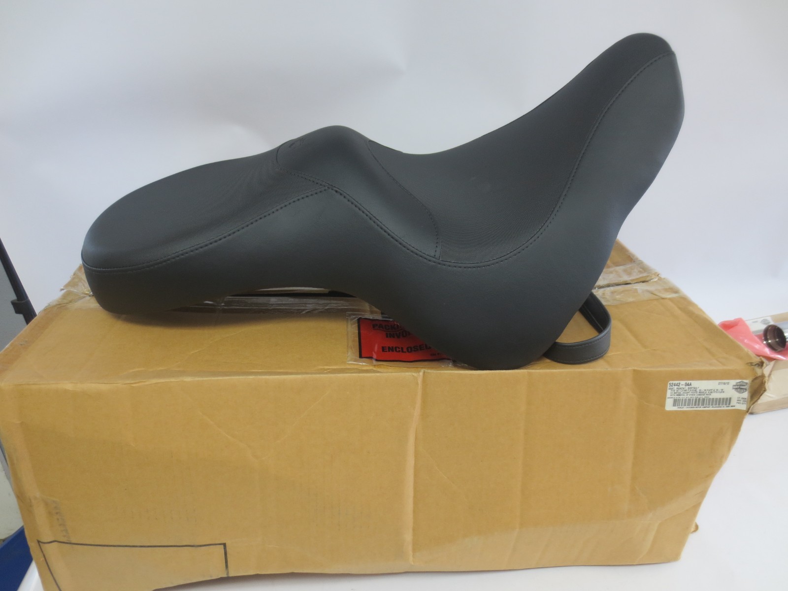 NEW Genuine Harley-Davidson OEM Seat Reach Softail 52442-04A