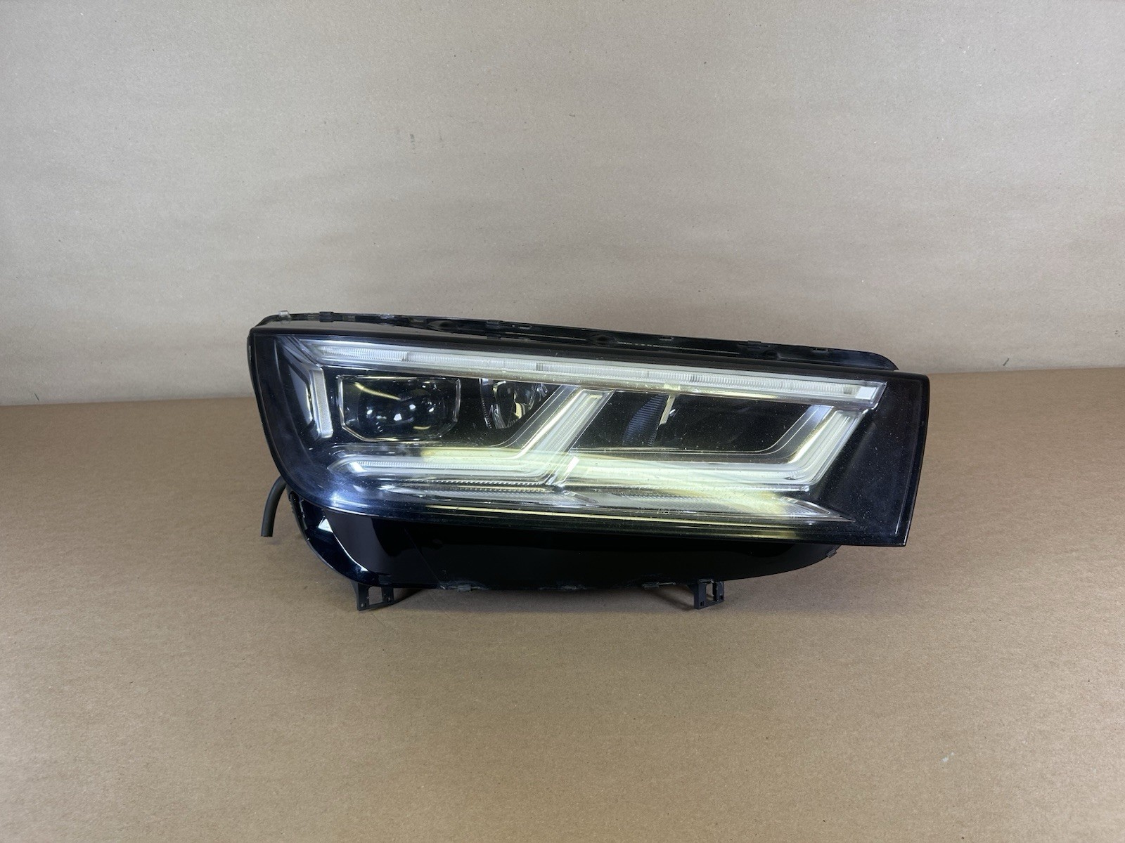 OEM 2018 2019 2020 Audi Q5 SQ5 RIGHT Passenger Side Led Headlight COMPLETE