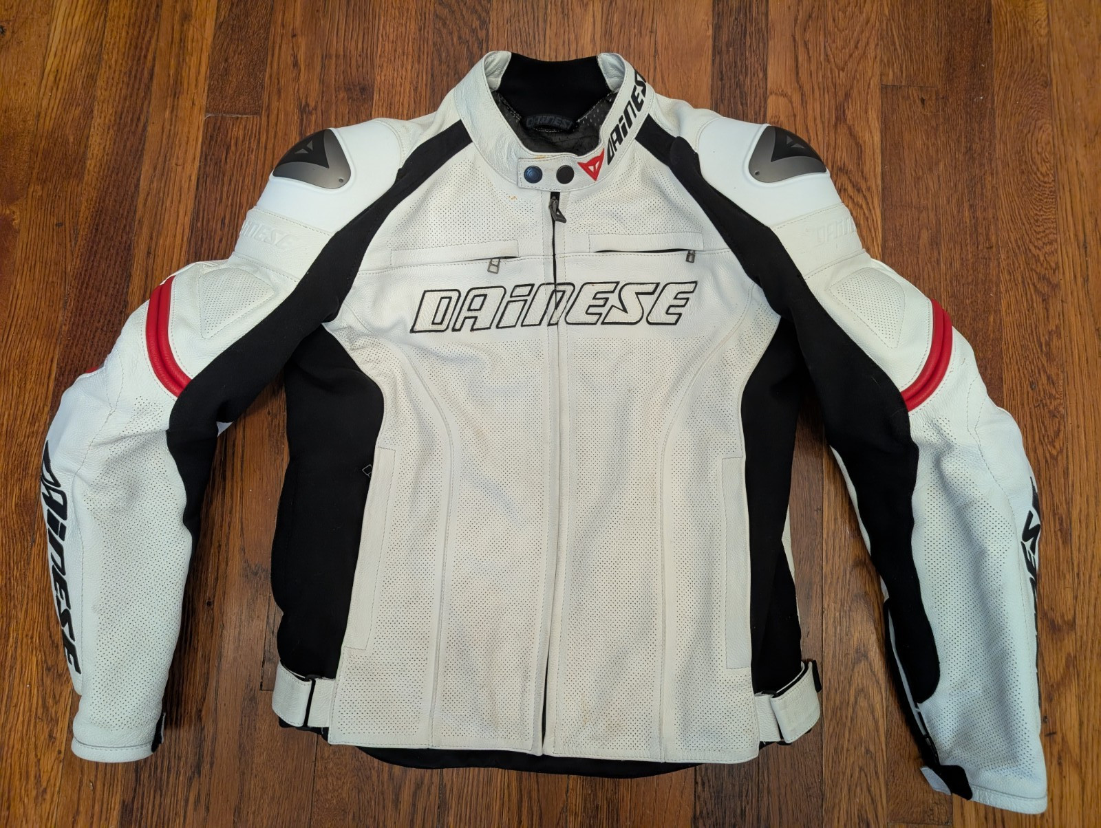 Dainese Perforated Leather Motorcycle Jacket CE Armored NICE - Euro 52 Dainese Perforated Leather Motorcycle Jacket CE Armored NICE - Euro 52