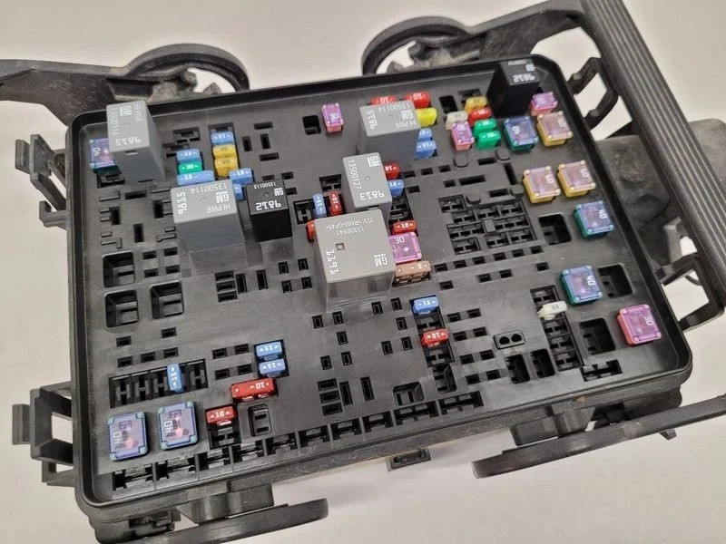 2014-2017 Chevrolet Silverado 1500 Engine Fuse Box Assembly OEM