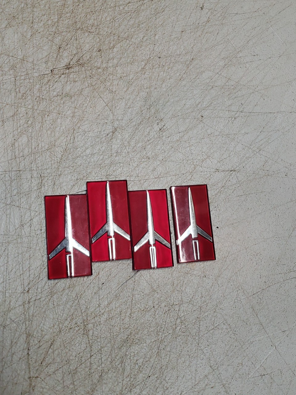 1980'S OLDSMOBILE HUBCAP EMBLEM PLASTIC INSERTS LOT OF 4 NOS GM OEM RED ROCKET 1980'S OLDSMOBILE HUBCAP EMBLEM PLASTIC INSERTS LOT OF 4 NOS GM OEM RED ROCKET